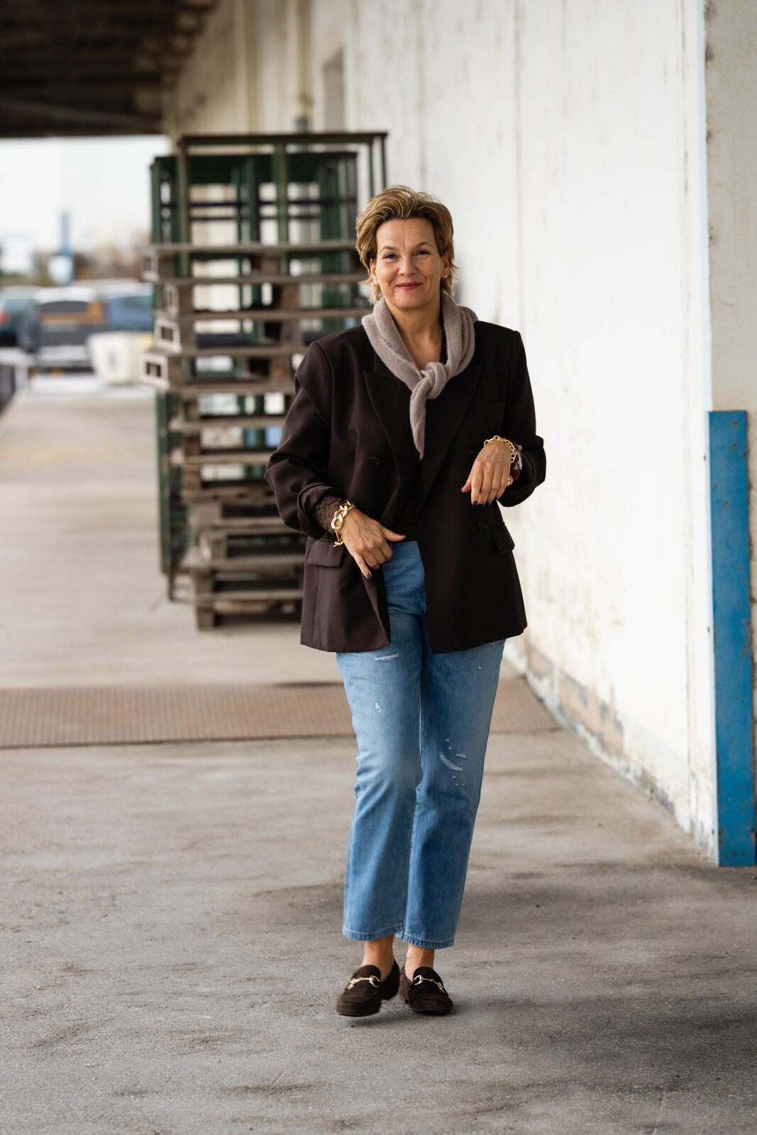 Stylischer Blazer “VIKTORIA” schokobraun (B01) / Jeans “JACKY” steel blue(ER08) / Dreiecksschal “SUSI” light taupe (AS34) / Spitzenshirt graubraun (BA07)