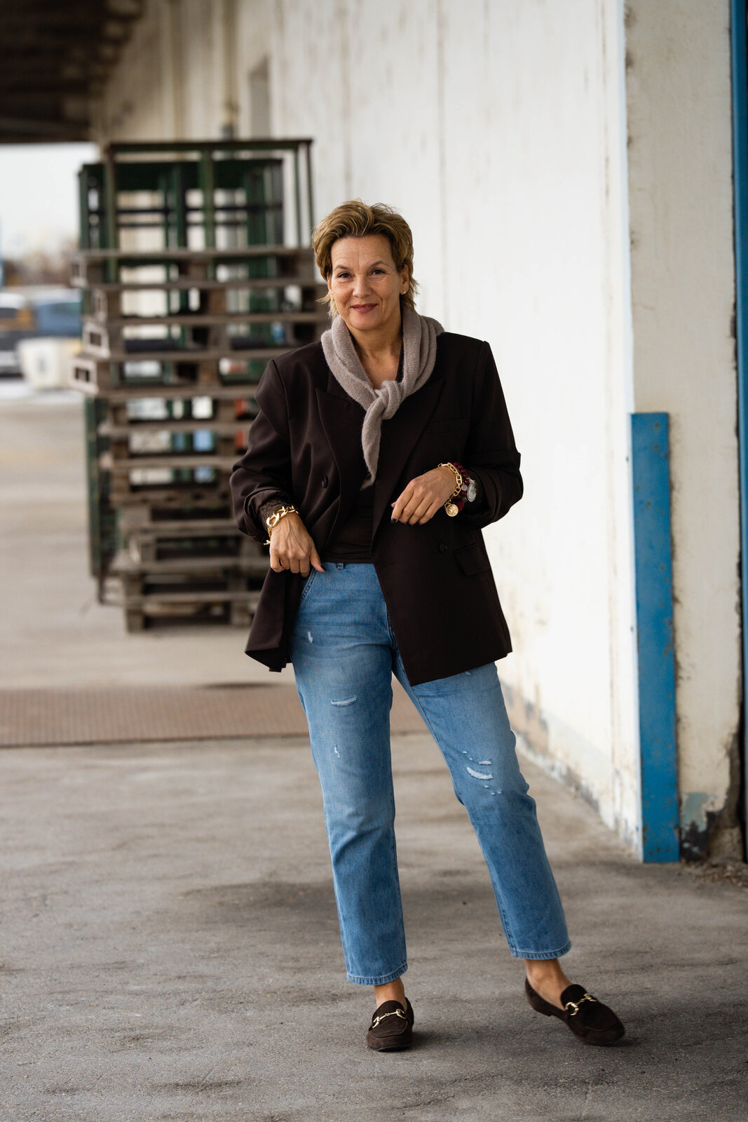 Stylischer Blazer “VIKTORIA” schokobraun (B01) / Jeans “JACKY” steel blue(ER08) / Dreiecksschal “SUSI” light taupe (AS34) / Spitzenshirt graubraun (BA07)