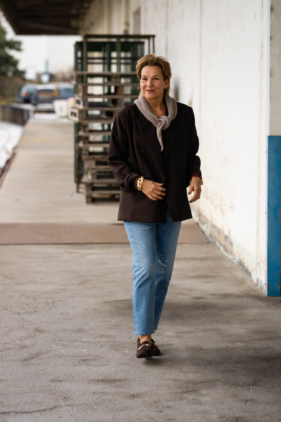 Stylischer Blazer “VIKTORIA” schokobraun (B01) / Jeans “JACKY” steel blue(ER08) / Dreiecksschal “SUSI” light taupe (AS34) / Spitzenshirt graubraun (BA07)