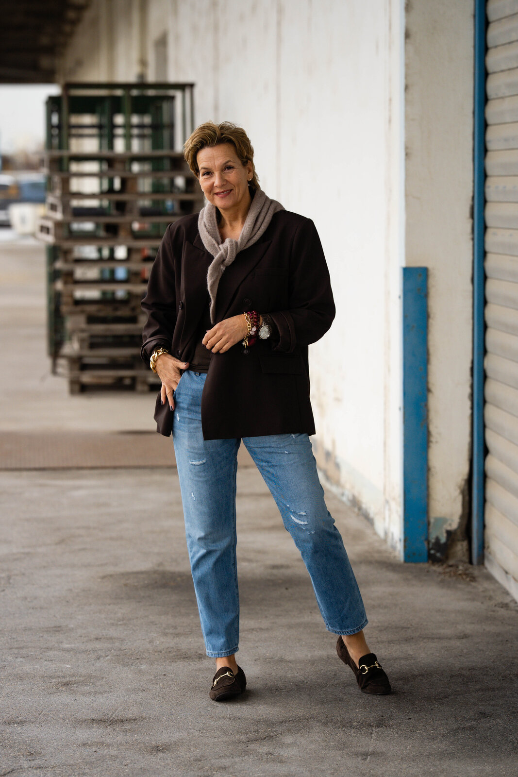 Stylischer Blazer “VIKTORIA” schokobraun (B01) / Jeans “JACKY” steel blue(ER08) / Dreiecksschal “SUSI” light taupe (AS34) / Spitzenshirt graubraun (BA07)