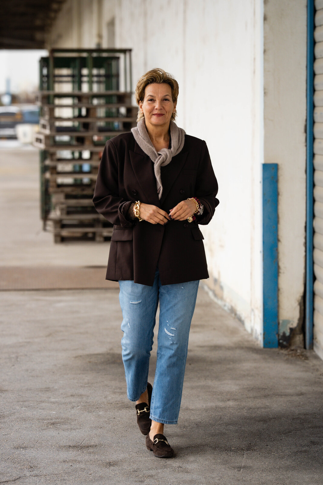 Stylischer Blazer “VIKTORIA” schokobraun (B01) / Jeans “JACKY” steel blue(ER08) / Dreiecksschal “SUSI” light taupe (AS34) / Spitzenshirt graubraun (BA07)