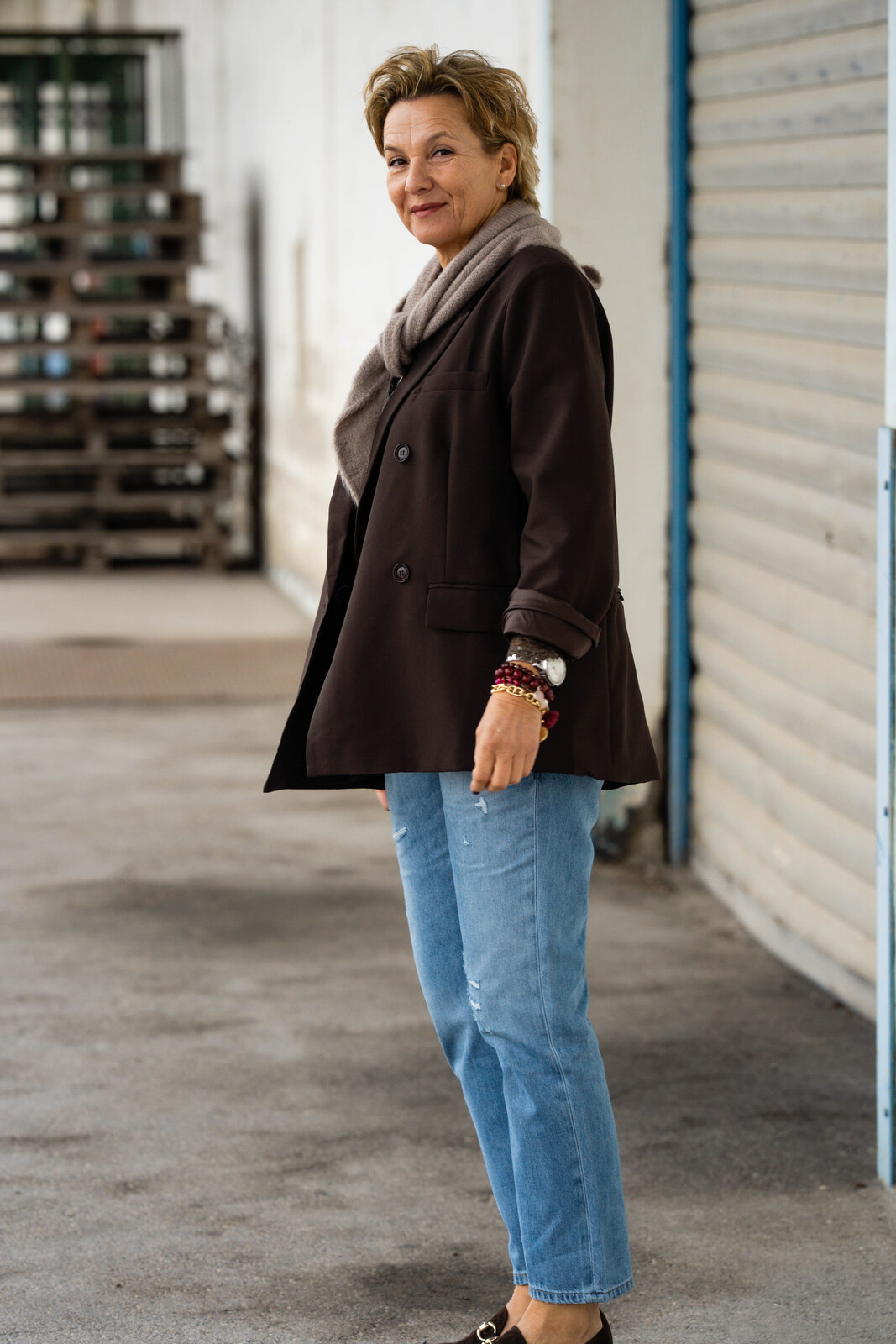 Stylischer Blazer “VIKTORIA” schokobraun (B01) / Jeans “JACKY” steel blue(ER08) / Dreiecksschal “SUSI” light taupe (AS34) / Spitzenshirt graubraun (BA07)