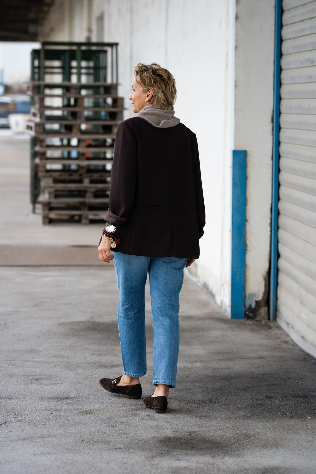 Stylischer Blazer “VIKTORIA” schokobraun (B01) / Jeans “JACKY” steel blue(ER08) / Dreiecksschal “SUSI” light taupe (AS34) / Spitzenshirt graubraun (BA07)