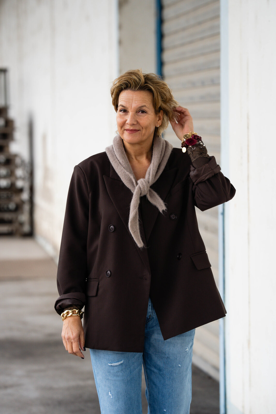 Dreiecksschal “SUSI” light taupe (AS34) / Stylischer Blazer “VIKTORIA” schokobraun (B01)