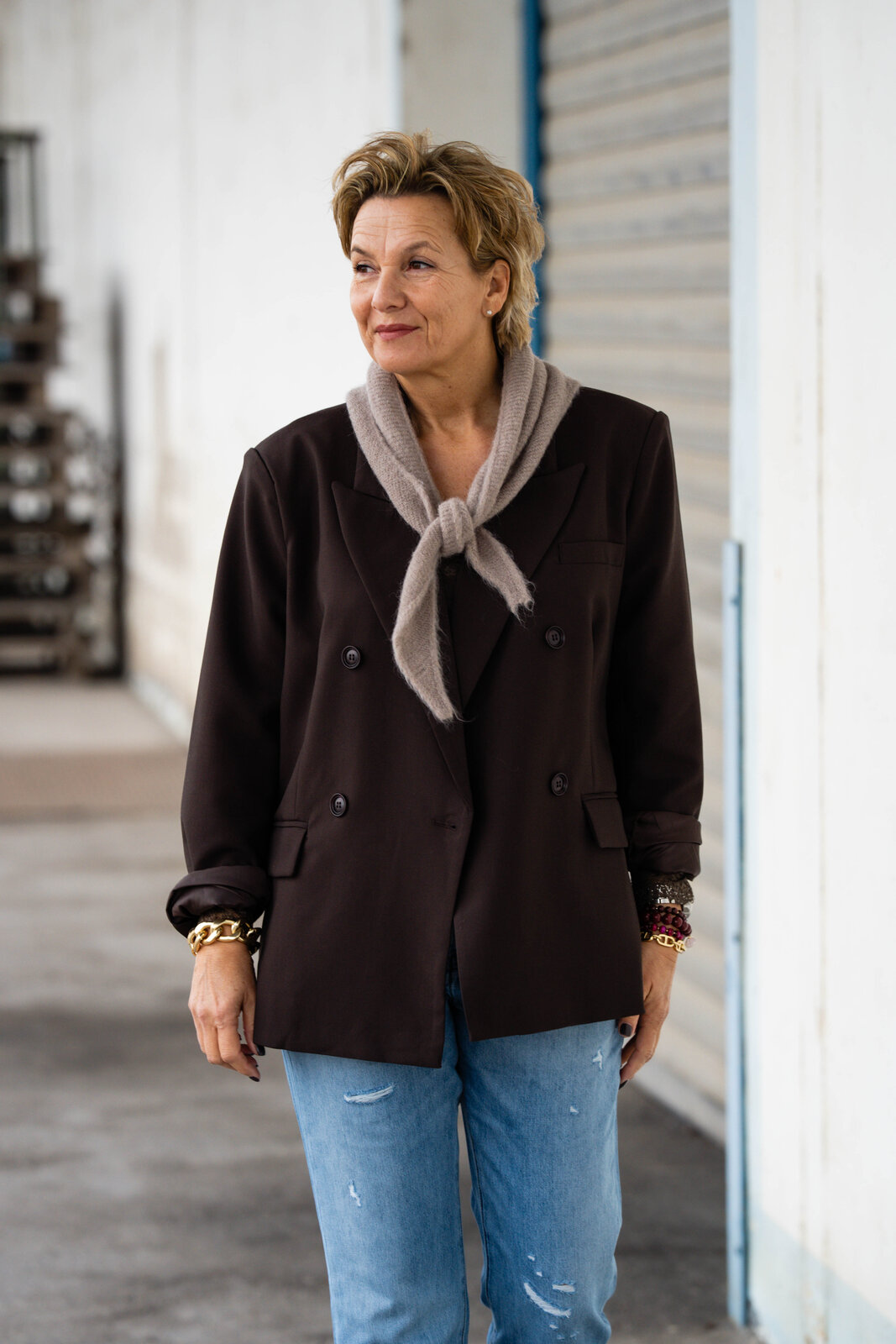 Dreiecksschal “SUSI” light taupe (AS34) / Stylischer Blazer “VIKTORIA” schokobraun (B01)