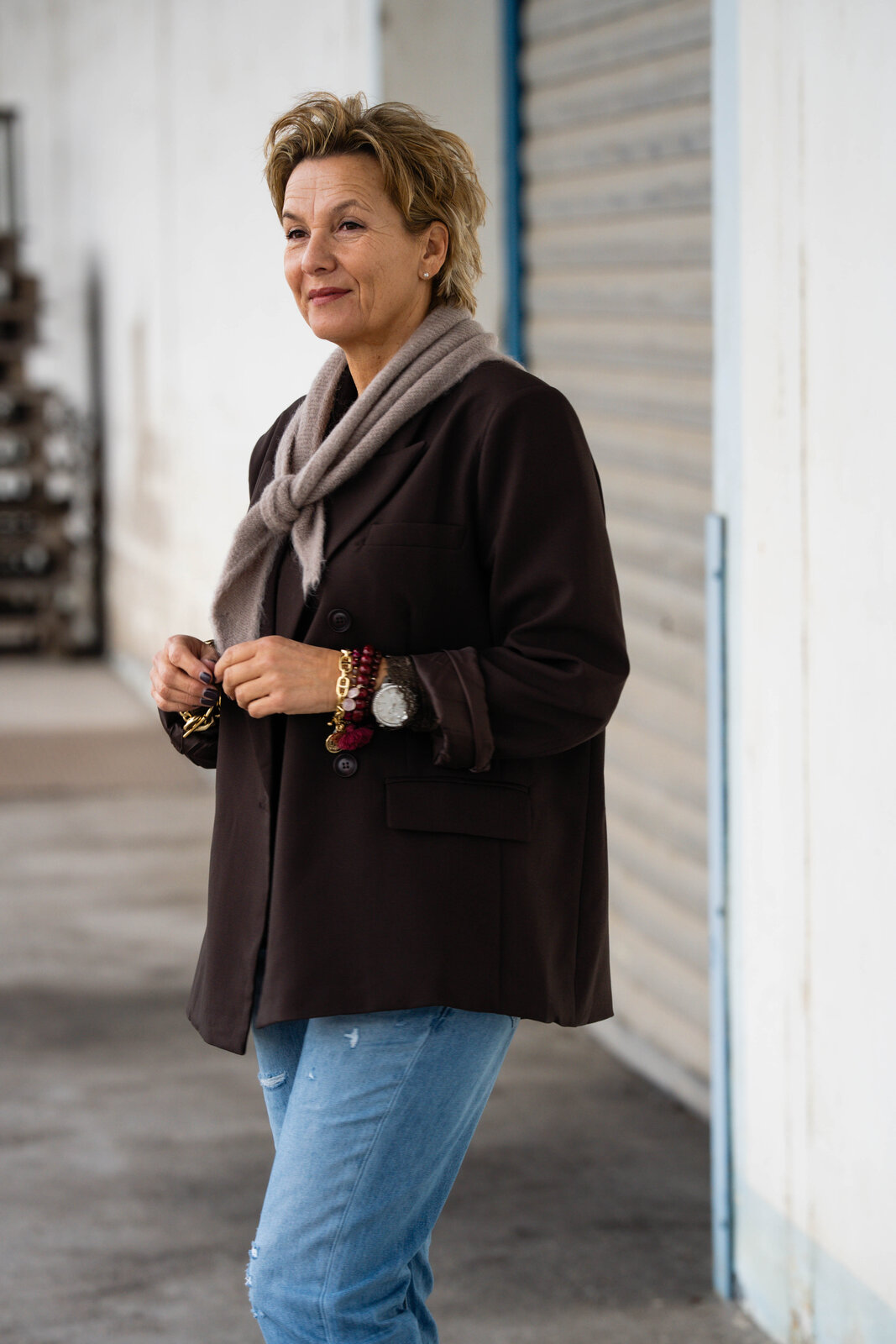 Dreiecksschal “SUSI” light taupe (AS34) / Stylischer Blazer “VIKTORIA” schokobraun (B01)