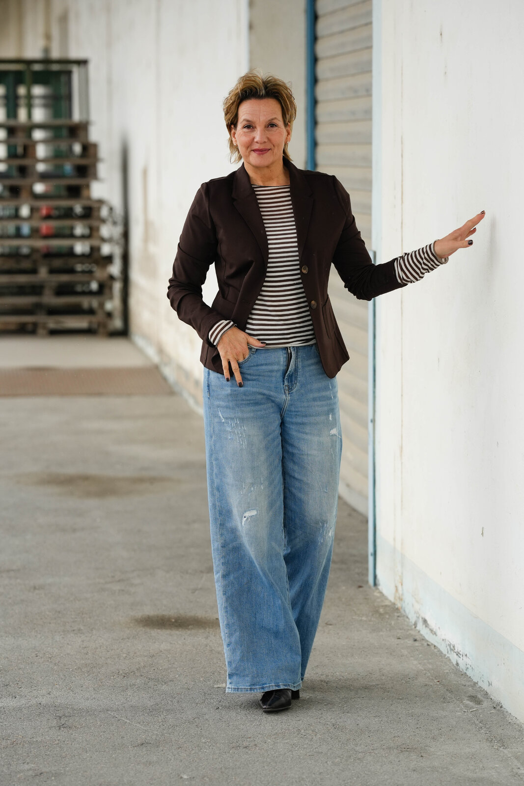 Jeans “KALEA” – middle blue (ER16) / Transparentes Streifenshirt “RENATA” (BA06) / Kurzblazer “SISSI” – schokobraun (B04)