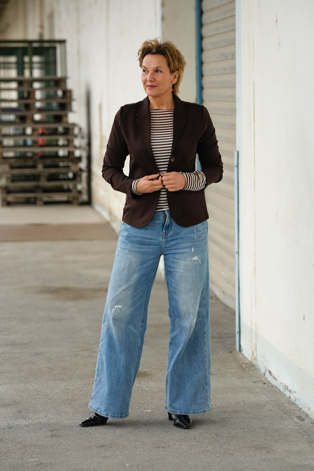 Jeans “KALEA” – middle blue (ER16) / Transparentes Streifenshirt “RENATA” (BA06) / Kurzblazer “SISSI” – schokobraun (B04)