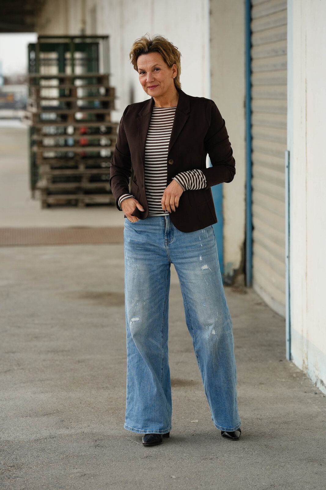 Jeans “KALEA” – middle blue (ER16) / Transparentes Streifenshirt “RENATA” (BA06) / Kurzblazer “SISSI” – schokobraun (B04)