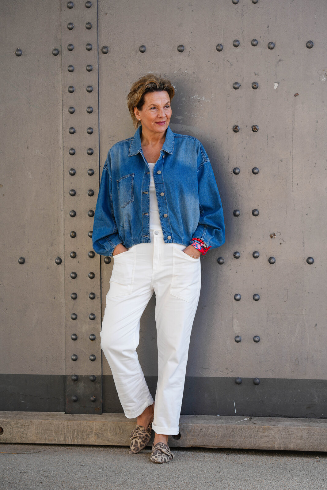 Stylische Jeansjacke “HEROSA” palermo blue (ER43) / Feinripp Top “OLINE” offwhite (ER95) /Jeans “SENDY” – offwhite (ER106)