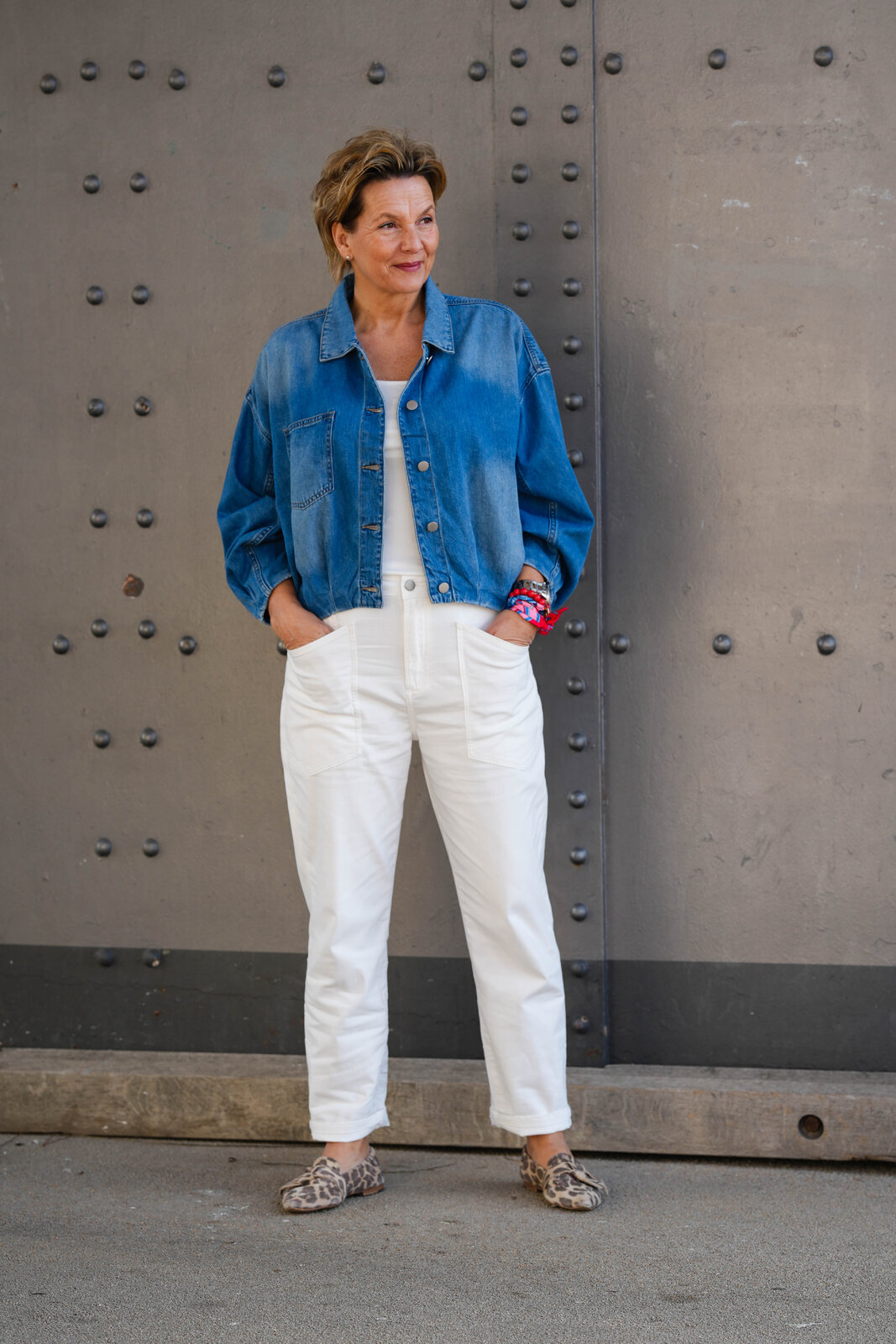 Stylische Jeansjacke “HEROSA” palermo blue (ER43) / Feinripp Top “OLINE” offwhite (ER95) /Jeans “SENDY” – offwhite (ER106)