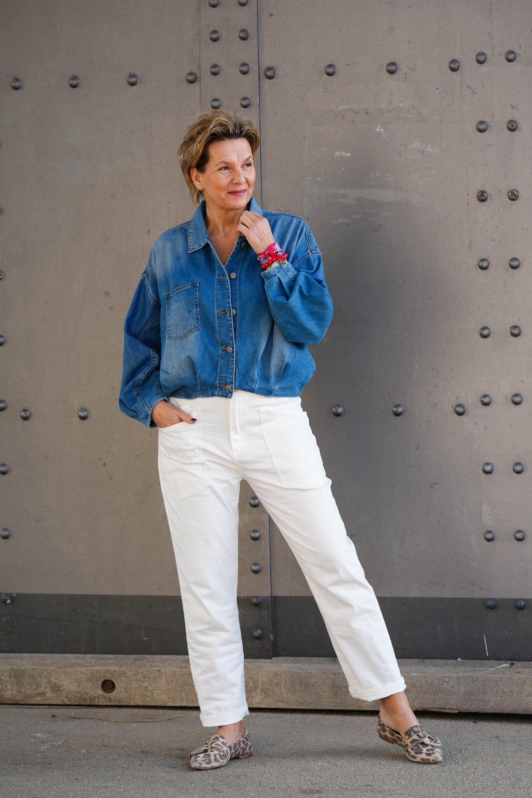 Stylische Jeansjacke “HEROSA” palermo blue (ER43) / Feinripp Top “OLINE” offwhite (ER95) /Jeans “SENDY” – offwhite (ER106)