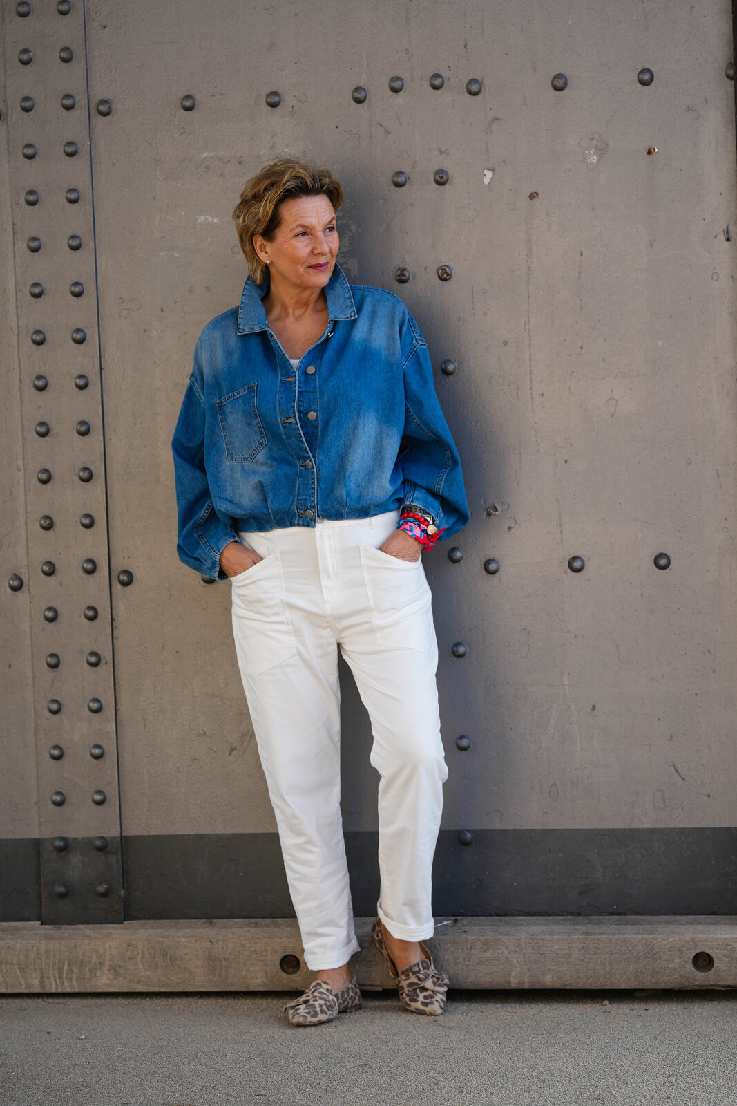 Stylische Jeansjacke “HEROSA” palermo blue (ER43) / Feinripp Top “OLINE” offwhite (ER95) /Jeans “SENDY” – offwhite (ER106)