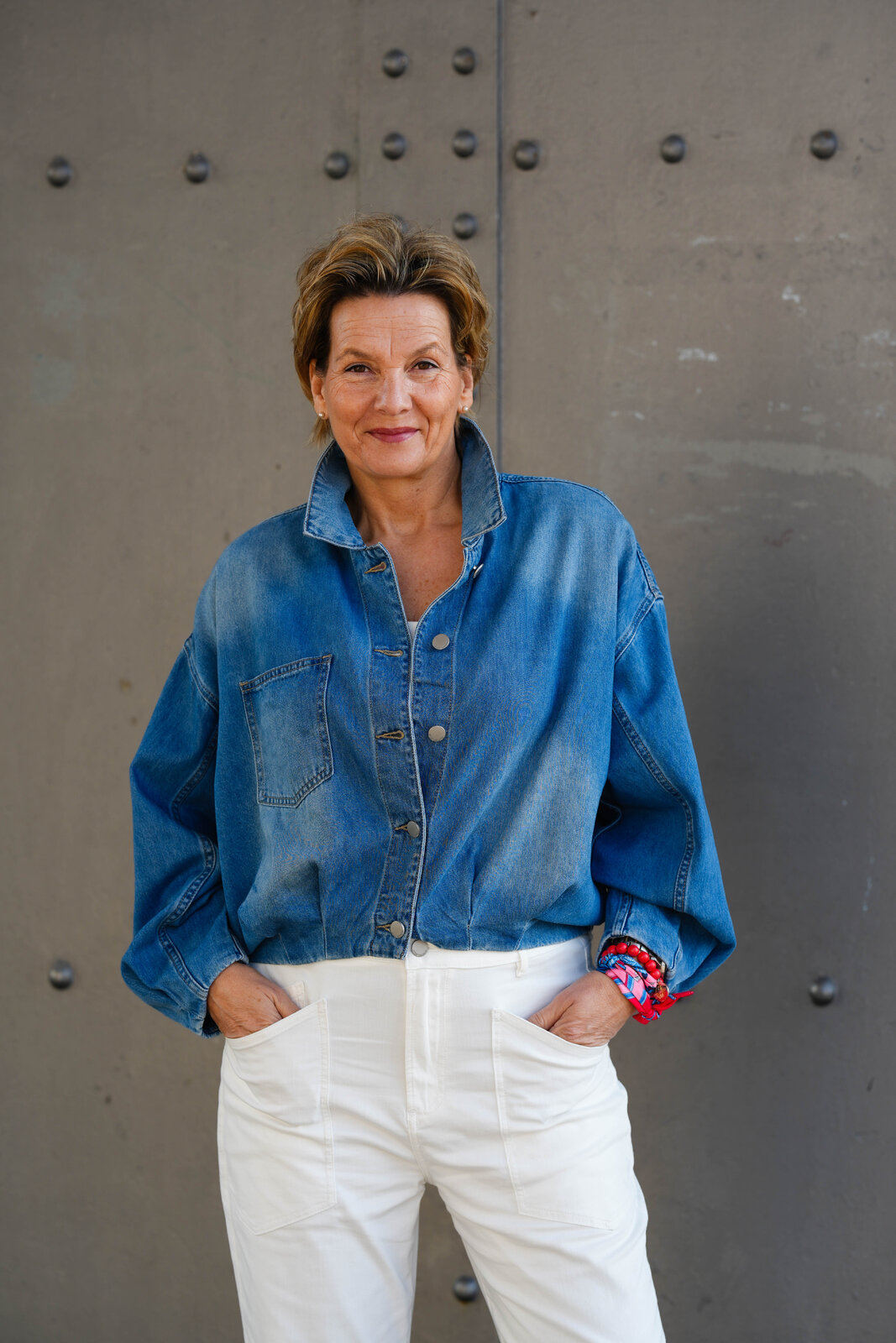 Stylische Jeansjacke “HEROSA” palermo blue (ER43) / Feinripp Top “OLINE” offwhite (ER95) /Jeans “SENDY” – offwhite (ER106)