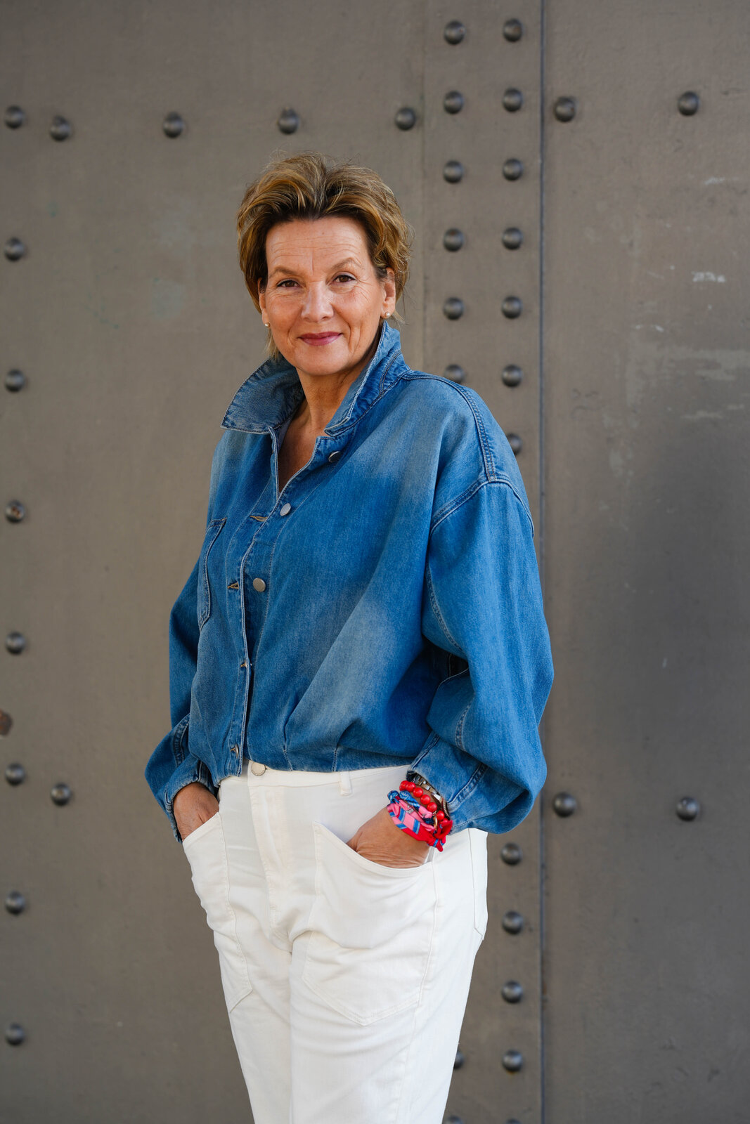 Stylische Jeansjacke “HEROSA” palermo blue (ER43) / Feinripp Top “OLINE” offwhite (ER95) /Jeans “SENDY” – offwhite (ER106)