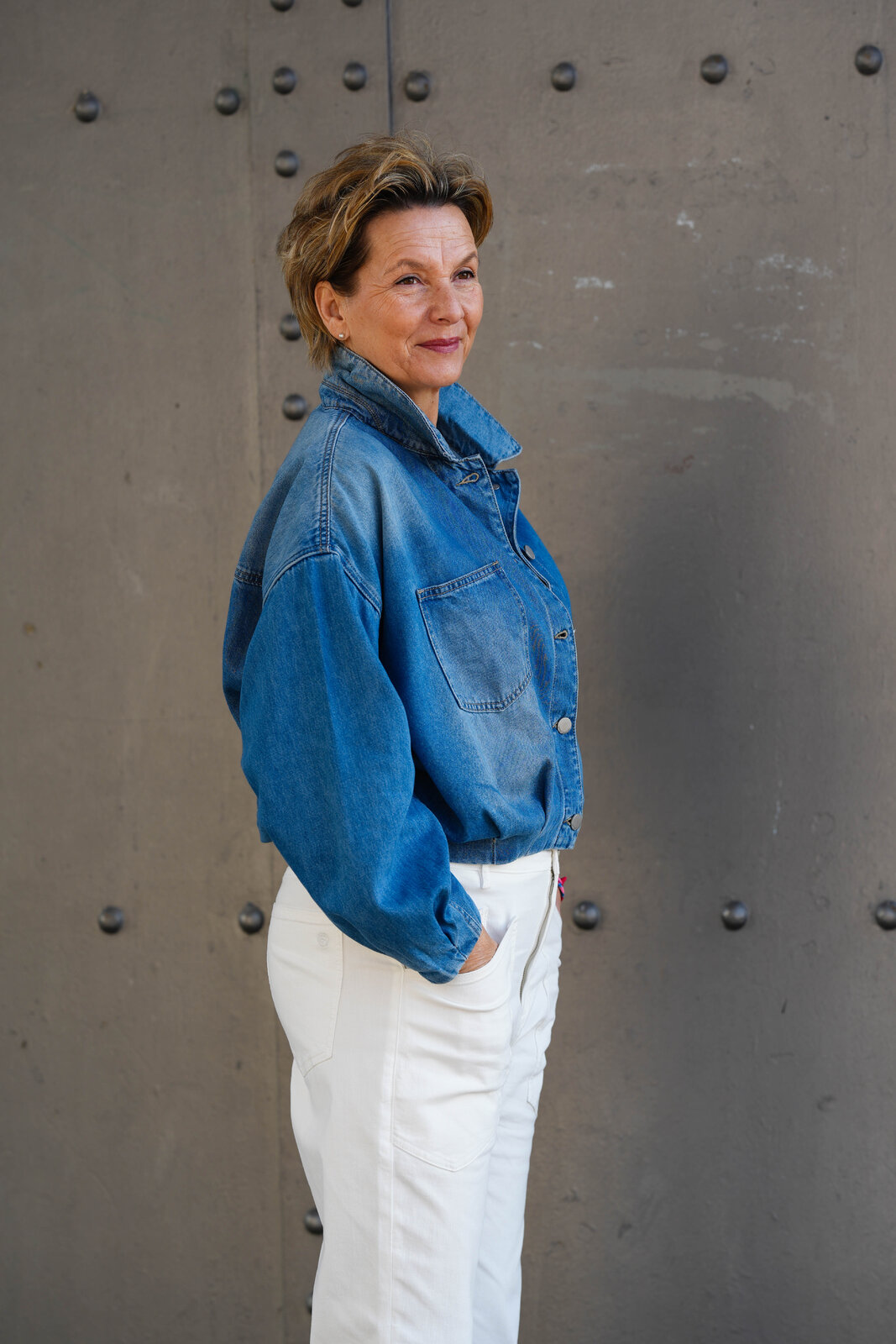 Stylische Jeansjacke “HEROSA” palermo blue (ER43) / Feinripp Top “OLINE” offwhite (ER95) /Jeans “SENDY” – offwhite (ER106)