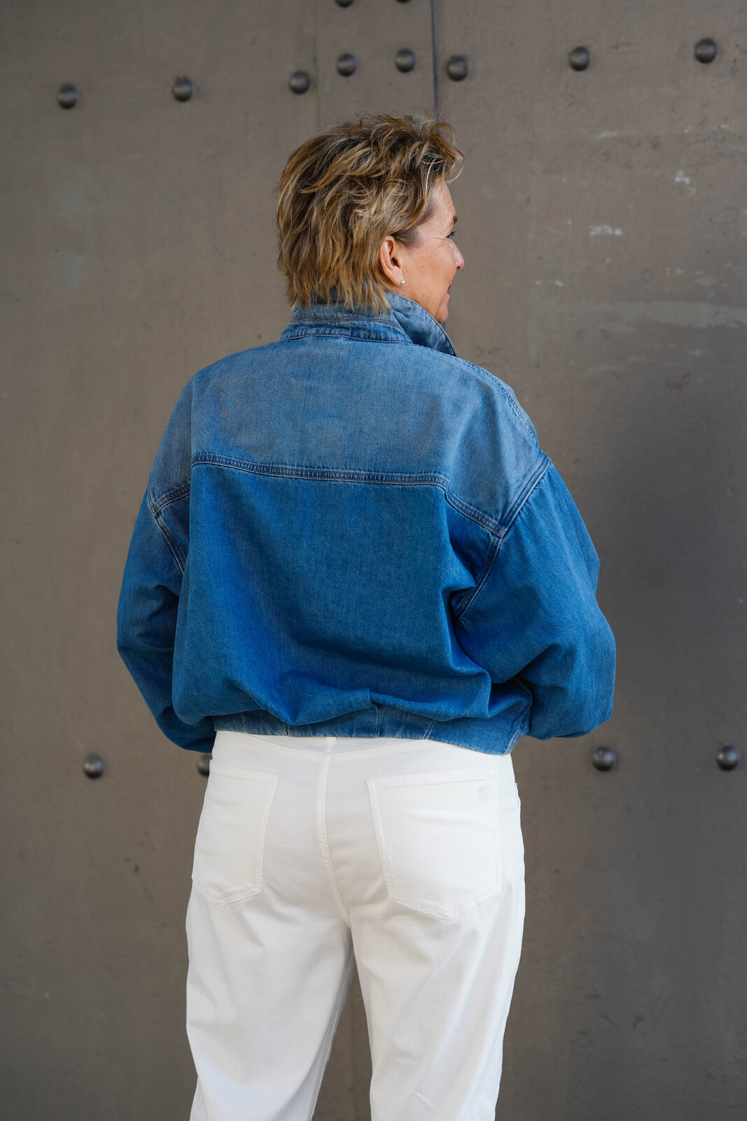 Stylische Jeansjacke “HEROSA” palermo blue (ER43) / Feinripp Top “OLINE” offwhite (ER95) /Jeans “SENDY” – offwhite (ER106)