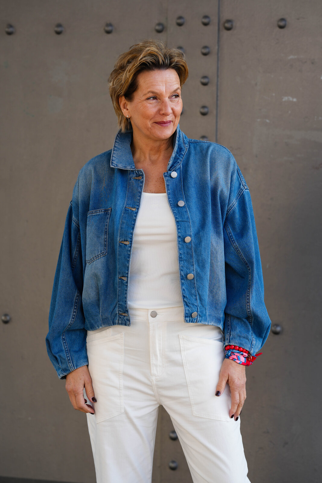 Stylische Jeansjacke “HEROSA” palermo blue (ER43) / Feinripp Top “OLINE” offwhite (ER95) /Jeans “SENDY” – offwhite (ER106)