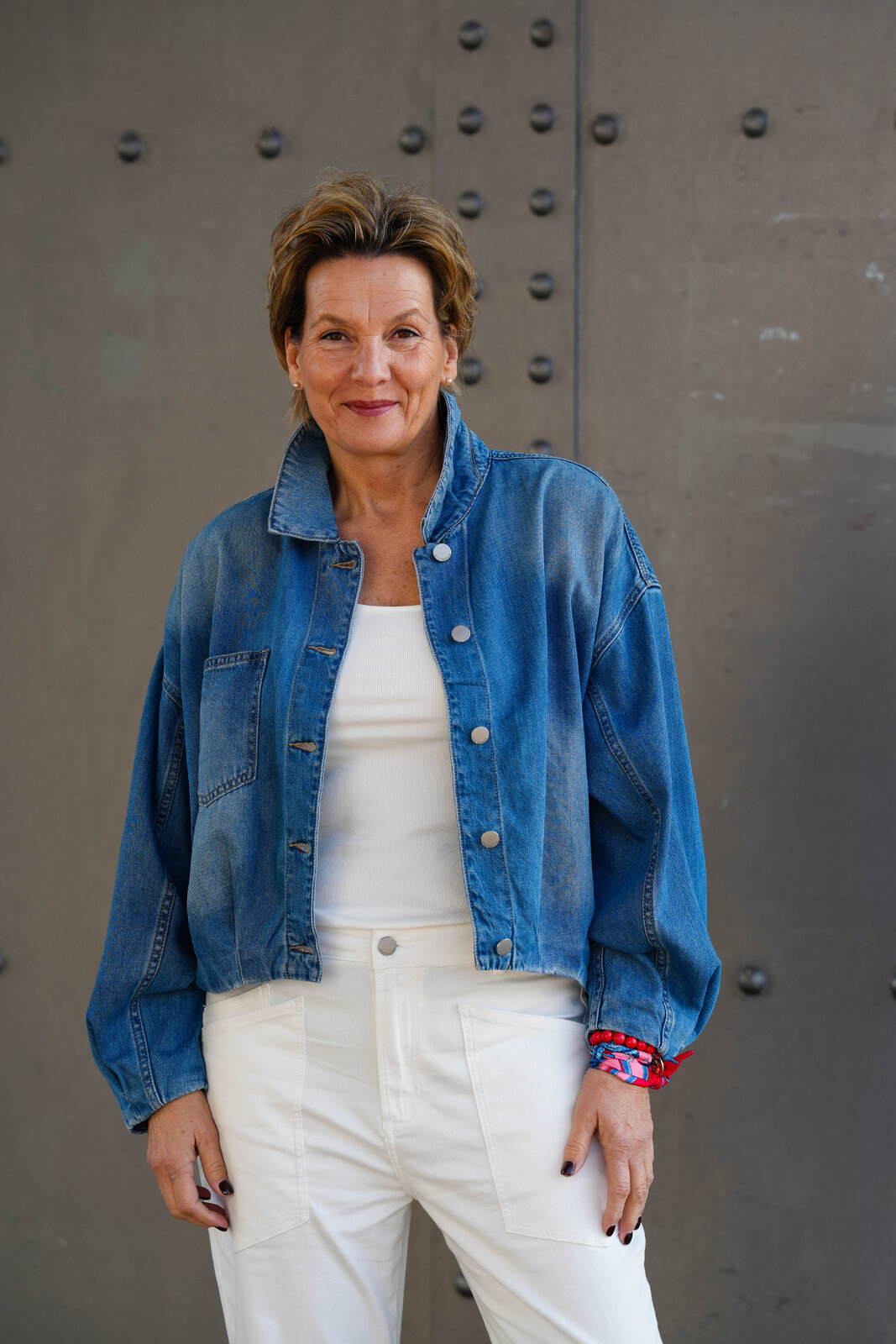 Stylische Jeansjacke “HEROSA” palermo blue (ER43) / Feinripp Top “OLINE” offwhite (ER95) /Jeans “SENDY” – offwhite (ER106)