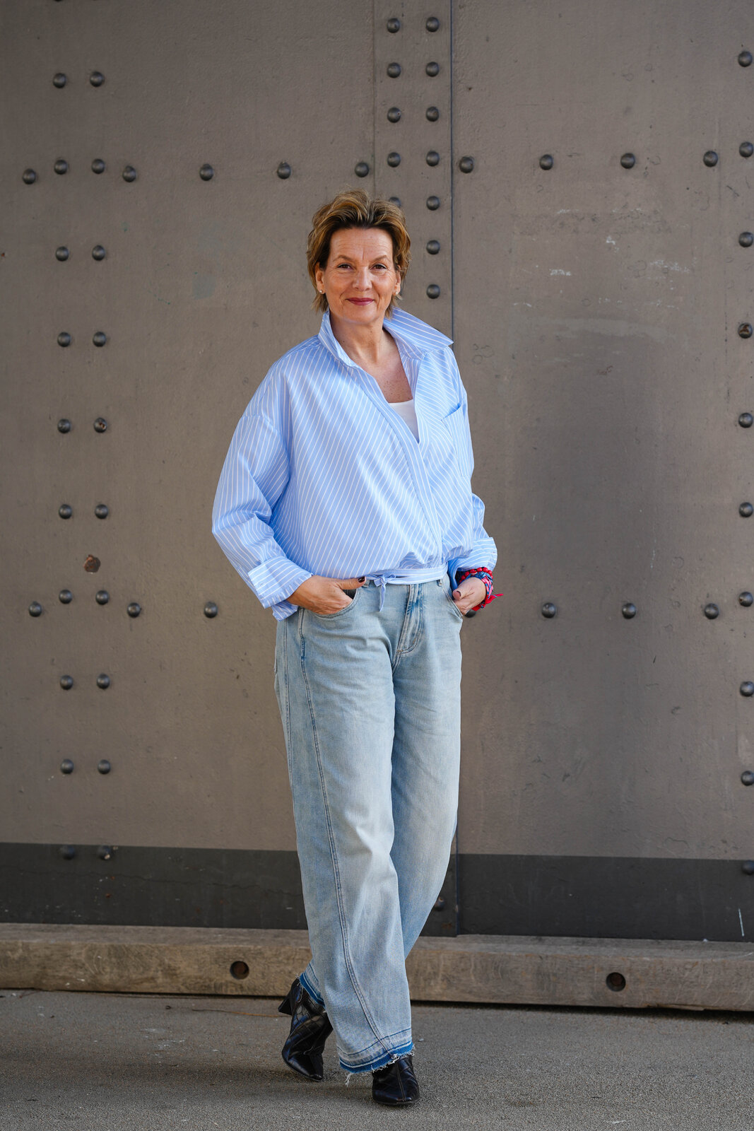 Jeans “NORALIE” – hawaii blue (ER06) / Kurze Wickelbluse “SAILOR” cloud stripe (ER90)