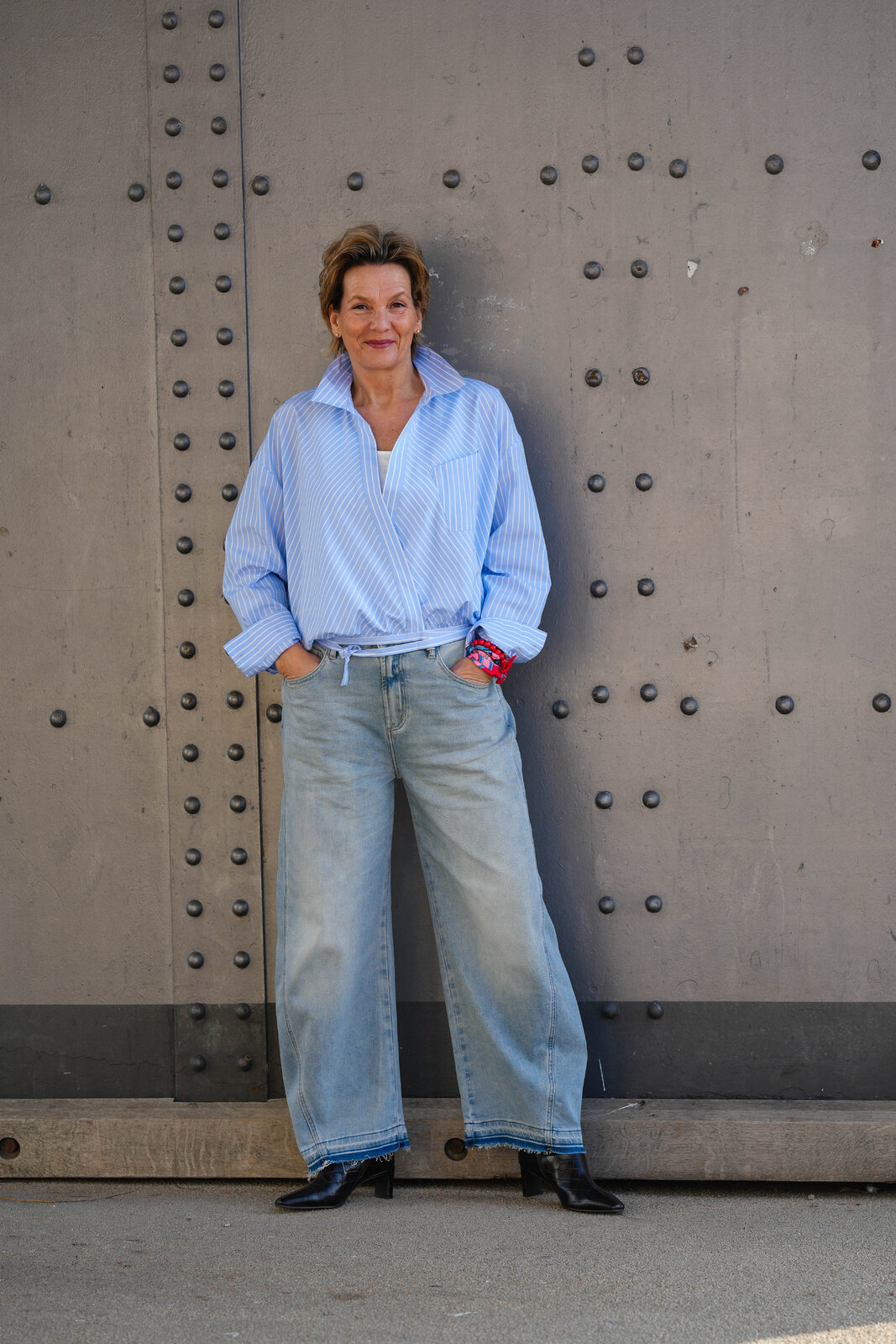 Jeans “NORALIE” – hawaii blue (ER06) / Kurze Wickelbluse “SAILOR” cloud stripe (ER90)