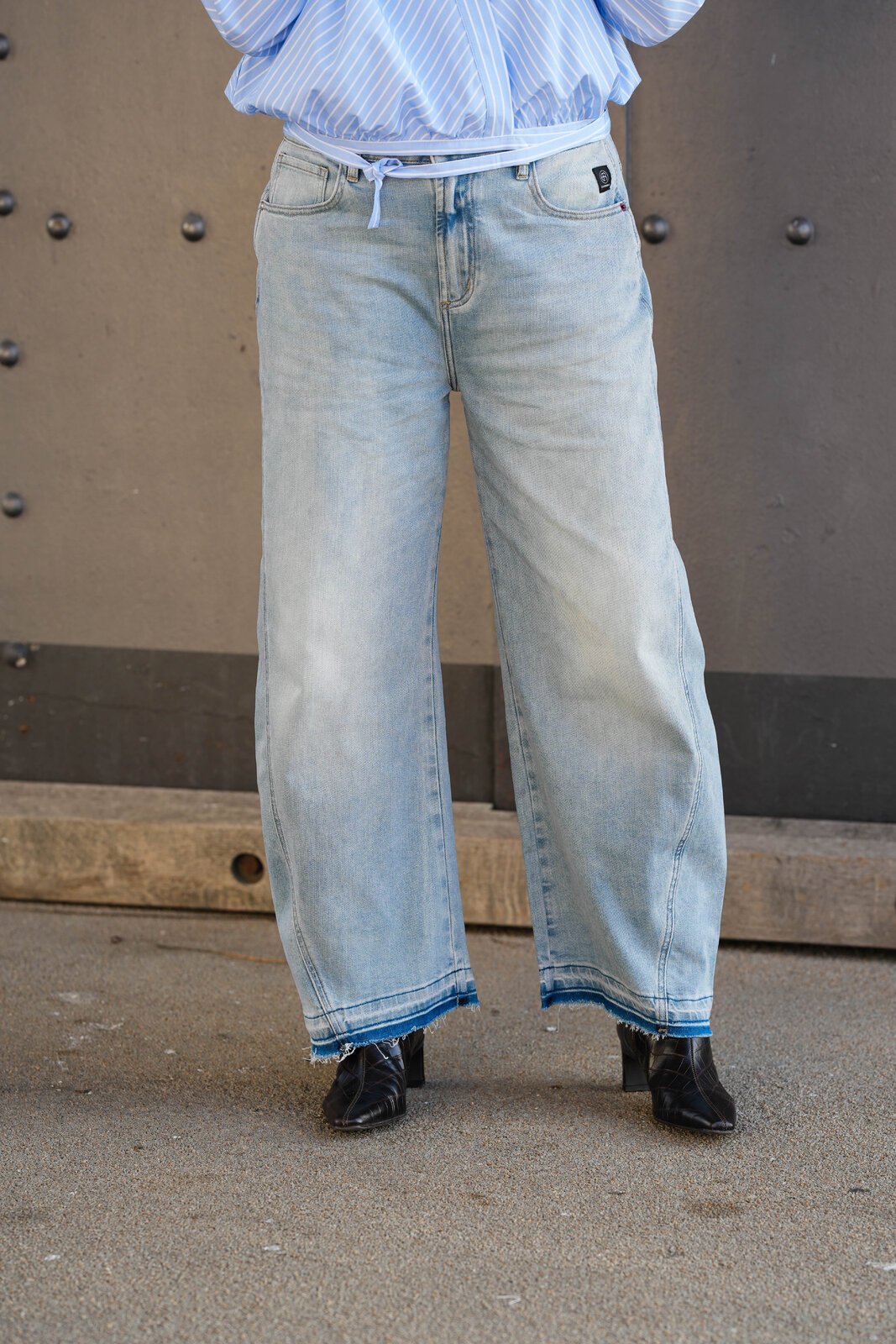 Jeans “NORALIE” – hawaii blue (ER06) / Kurze Wickelbluse “SAILOR” cloud stripe (ER90)