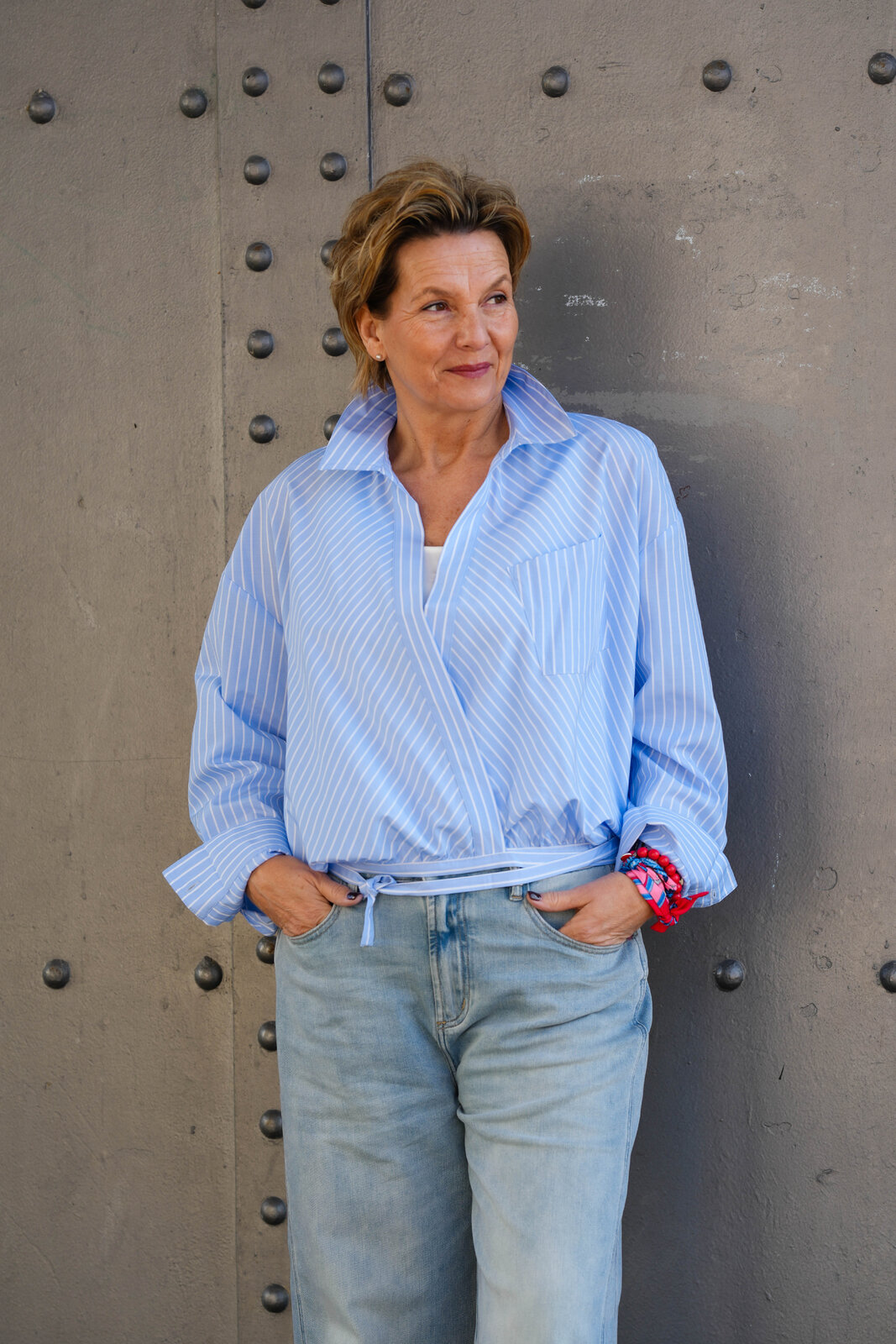 Jeans “NORALIE” – hawaii blue (ER06) / Kurze Wickelbluse “SAILOR” cloud stripe (ER90)