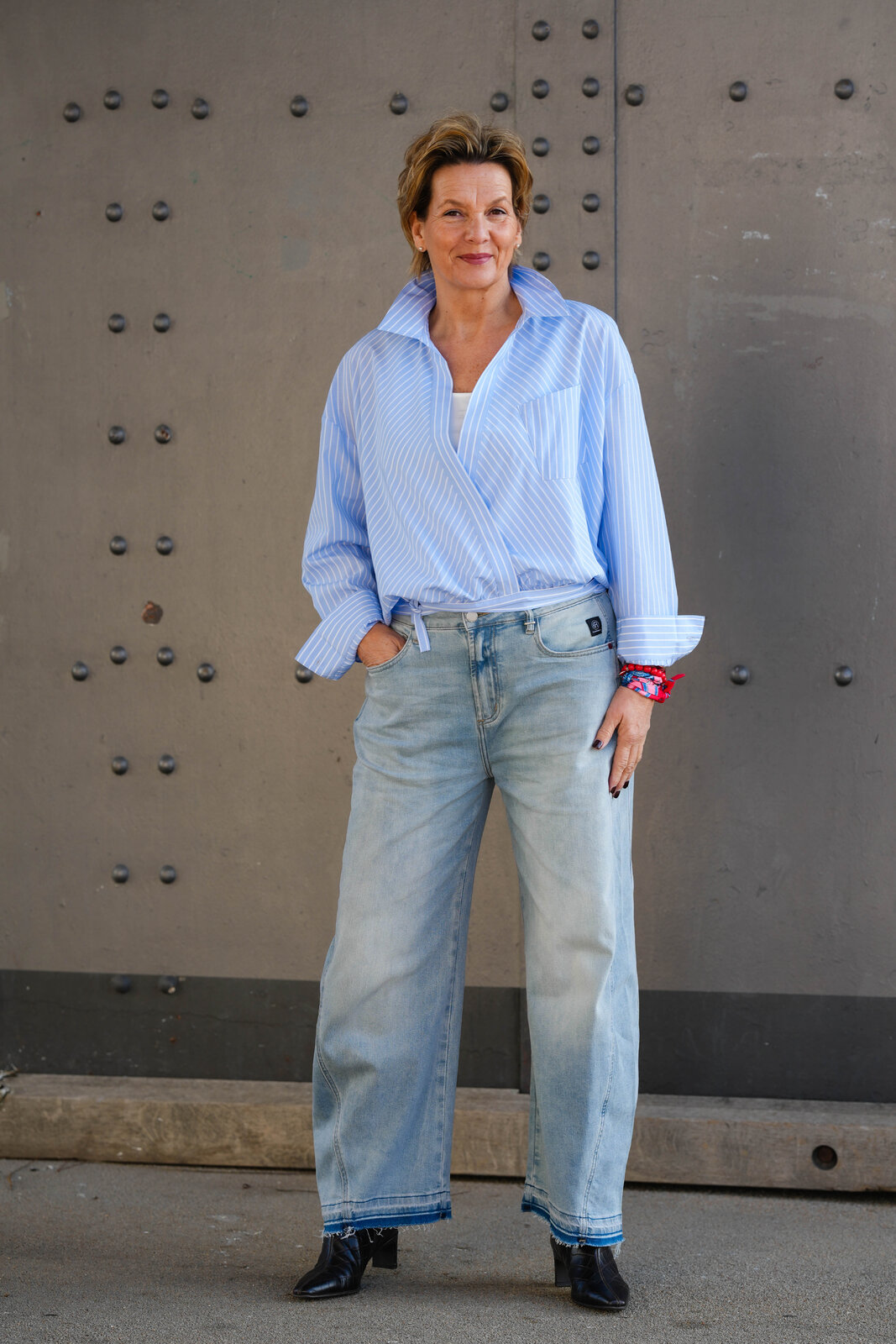 Jeans “NORALIE” – hawaii blue (ER06) / Kurze Wickelbluse “SAILOR” cloud stripe (ER90)