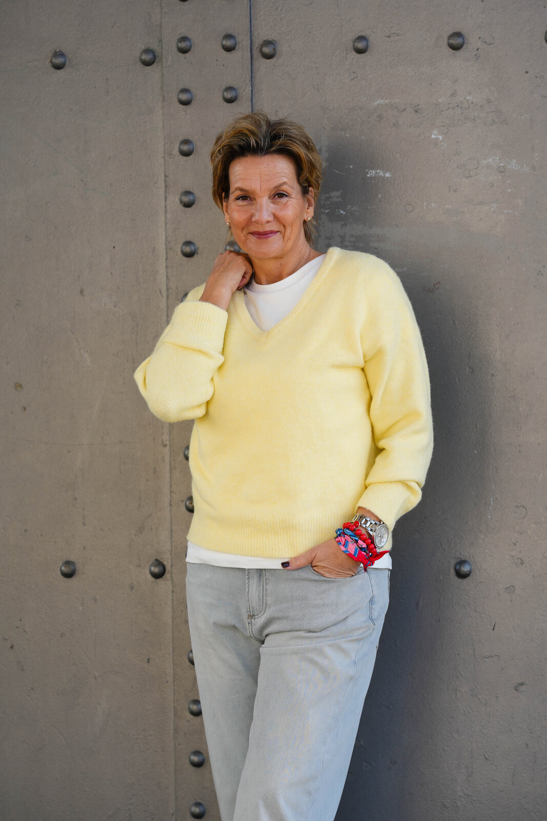 Jeans “YOANA” – spirit blue (ER57) / Feinstrickpullover mit V-Ausschnitt sonnengelb(GW201)