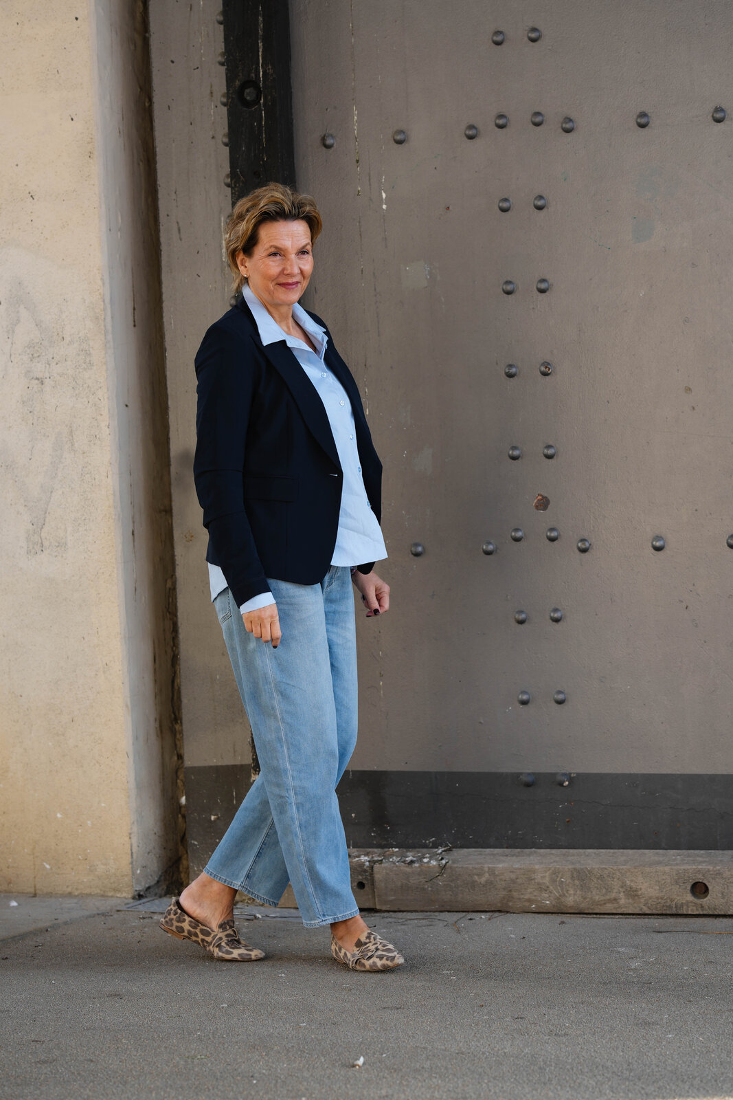 Elastische Hemdbluse “ERIKA” hellblau (HB06)/Blazer “CRYSTEL” navy (PI84)/Jeans “YOANA” – spanish blue (ER11)