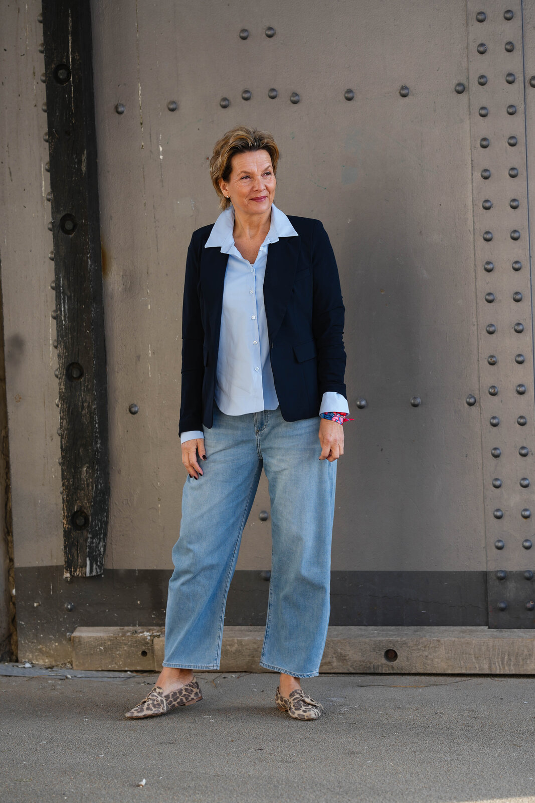 Elastische Hemdbluse “ERIKA” hellblau (HB06)/Blazer “CRYSTEL” navy (PI84)/Jeans “YOANA” – spanish blue (ER11)