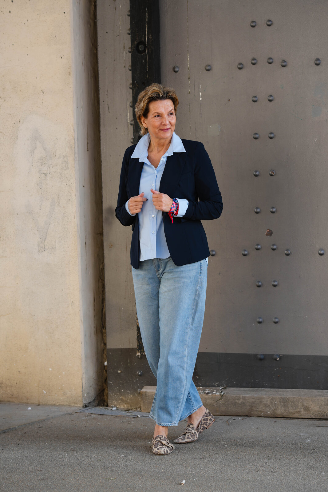 Elastische Hemdbluse “ERIKA” hellblau (HB06)/Blazer “CRYSTEL” navy (PI84)/Jeans “YOANA” – spanish blue (ER11)