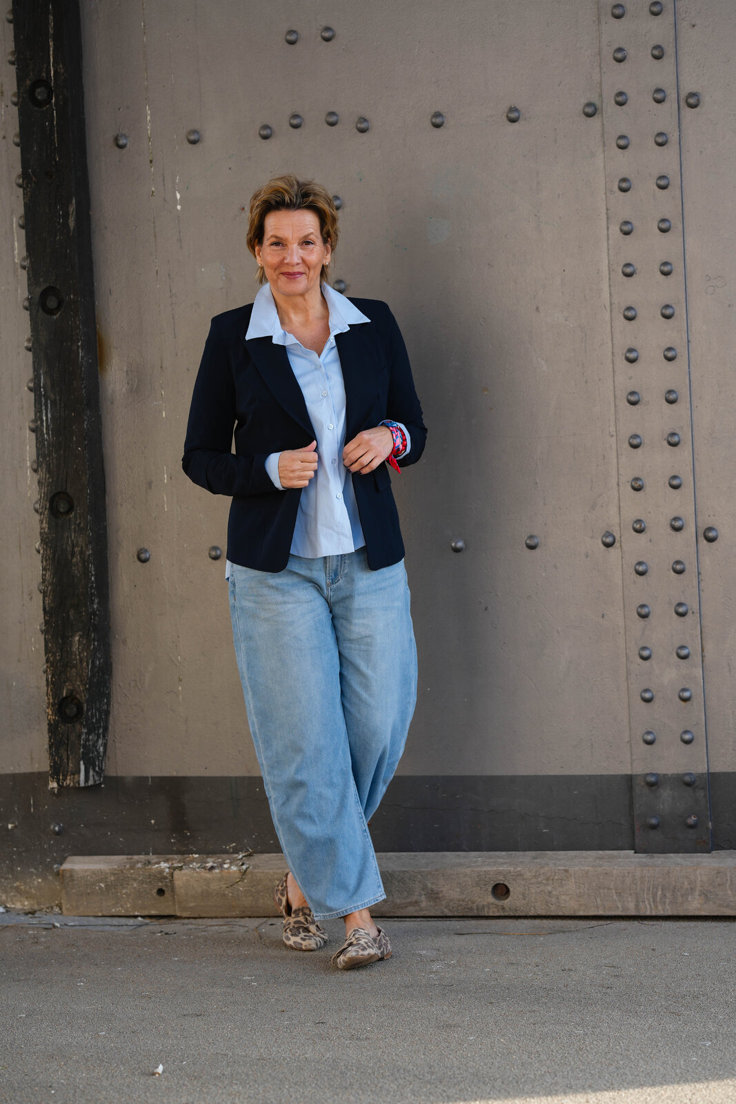 Elastische Hemdbluse “ERIKA” hellblau (HB06)/Blazer “CRYSTEL” navy (PI84)/Jeans “YOANA” – spanish blue (ER11)