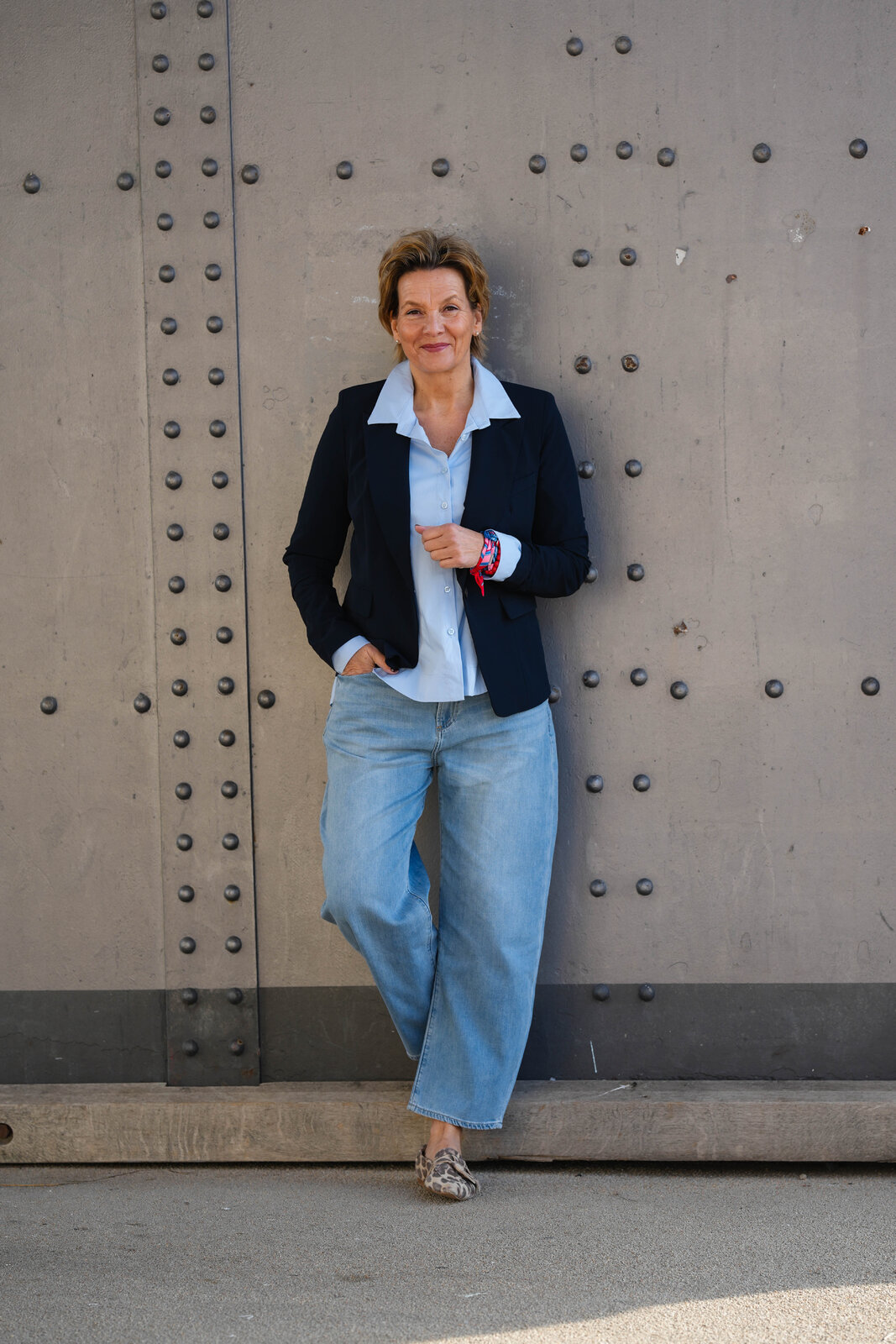 Elastische Hemdbluse “ERIKA” hellblau (HB06)/Blazer “CRYSTEL” navy (PI84)/Jeans “YOANA” – spanish blue (ER11)