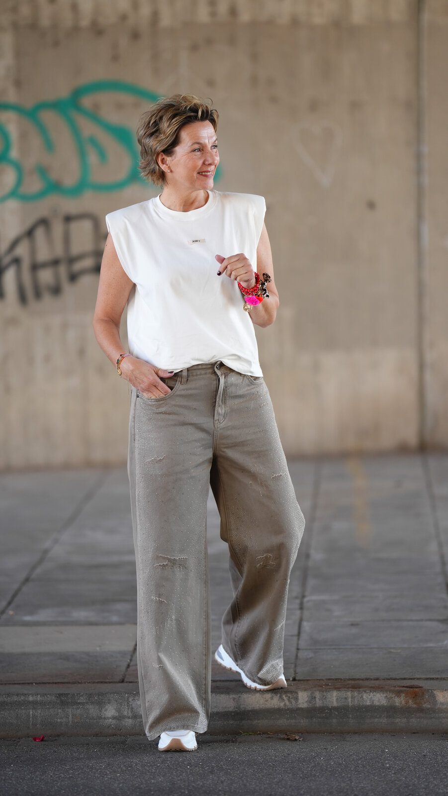 Lässiges Shirt “SUE” offwhite (JV06) / Jeans “ISSI GLISTER” – sahara (ER119)