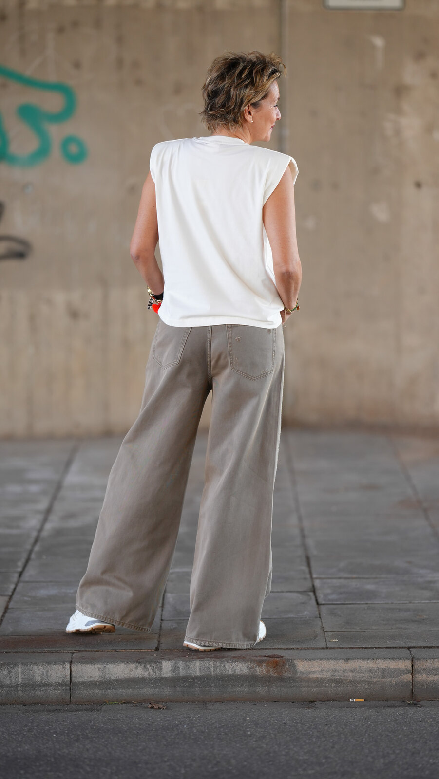 Lässiges Shirt “SUE” offwhite (JV06) / Jeans “ISSI GLISTER” – sahara (ER119)