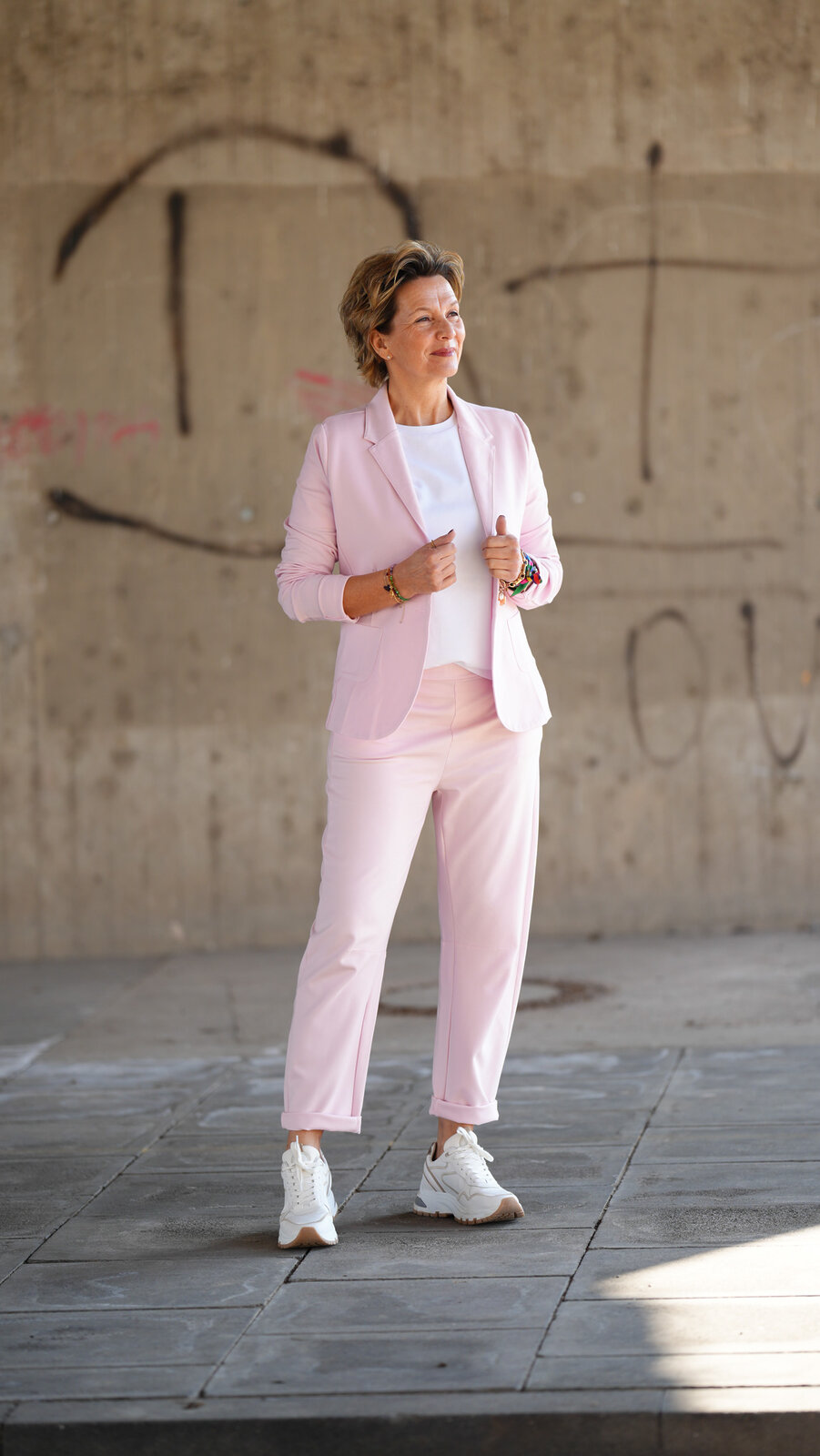 Kurzblazer “SISSI” – rosa (B04)/Casual Pants – rosa (H25)/ Softes Shirt weiß (BA01)/Sneaker “LIZ DULCE” (VV08)