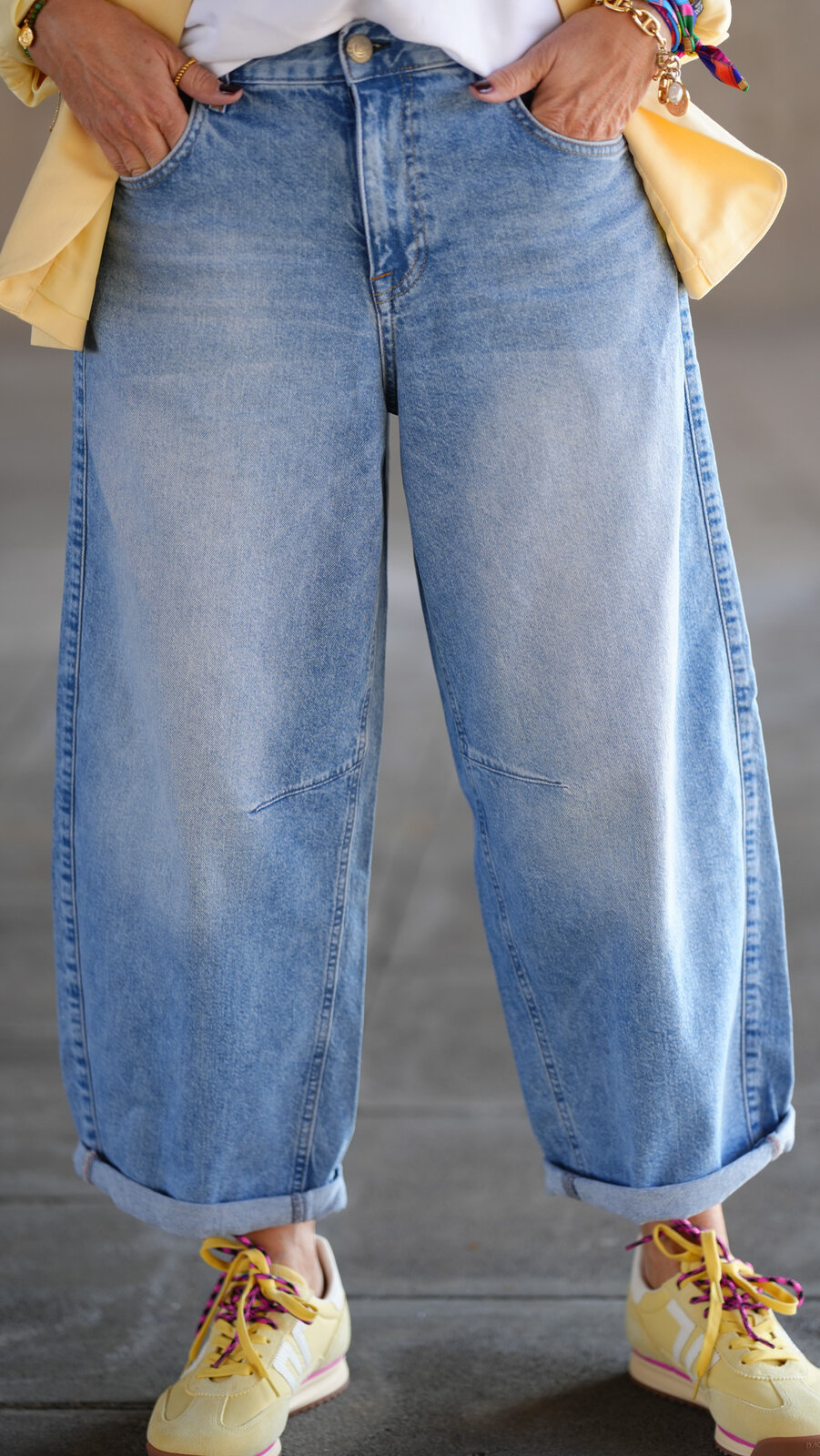 Sneaker “JOGGER” – spongy nylon It. yellow (BB10) / Nadelstreifen Blazer sonnengelb (B02) /Jeans “BARROW” – sky worn (HL22)