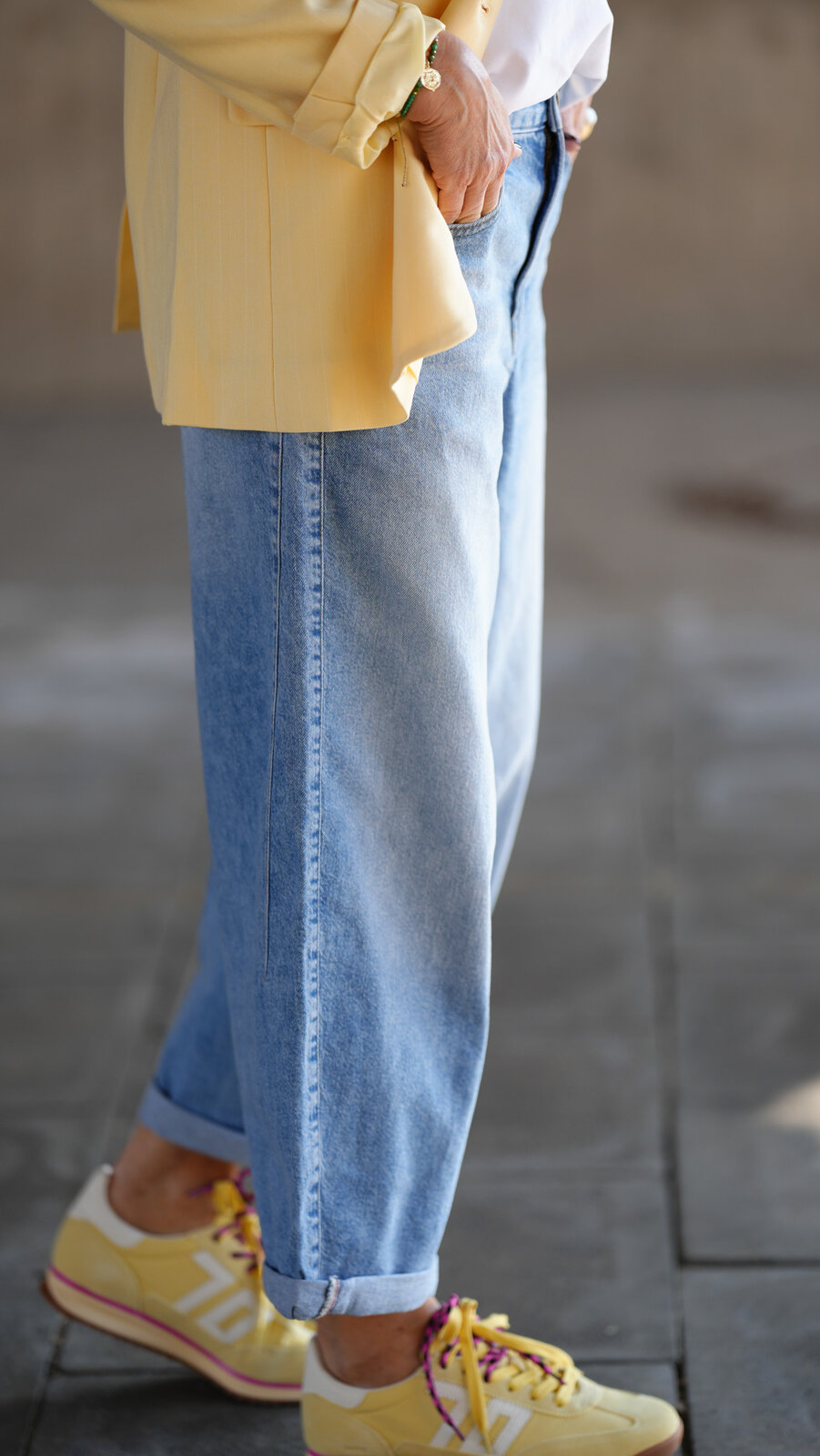 Sneaker “JOGGER” – spongy nylon It. yellow (BB10) / Nadelstreifen Blazer sonnengelb (B02) /Jeans “BARROW” – sky worn (HL22)