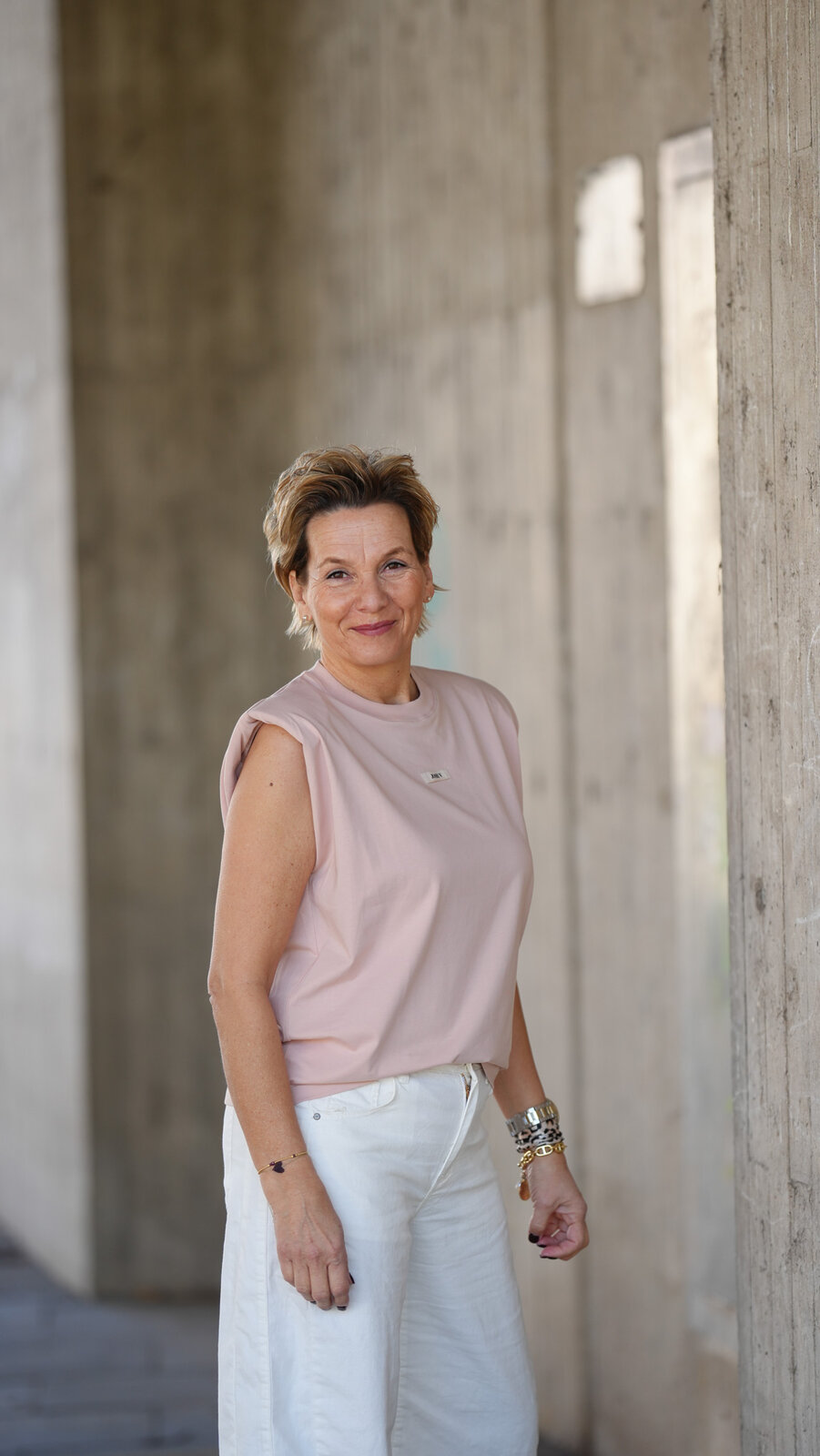 Shirt “SUE” dusty pink (JV06)/ Shirt ” S:AN” iconic orange (SE61)/ Hose “OLYMPIA” weiß (H24)