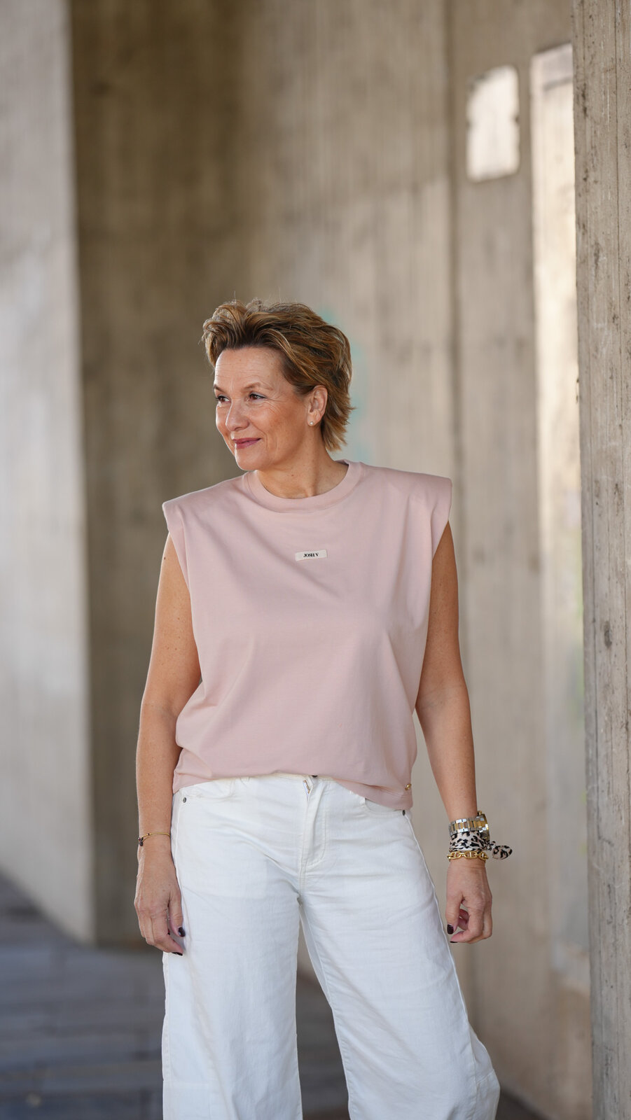 Shirt “SUE” dusty pink (JV06)/ Shirt ” S:AN” iconic orange (SE61)/ Hose “OLYMPIA” weiß (H24)