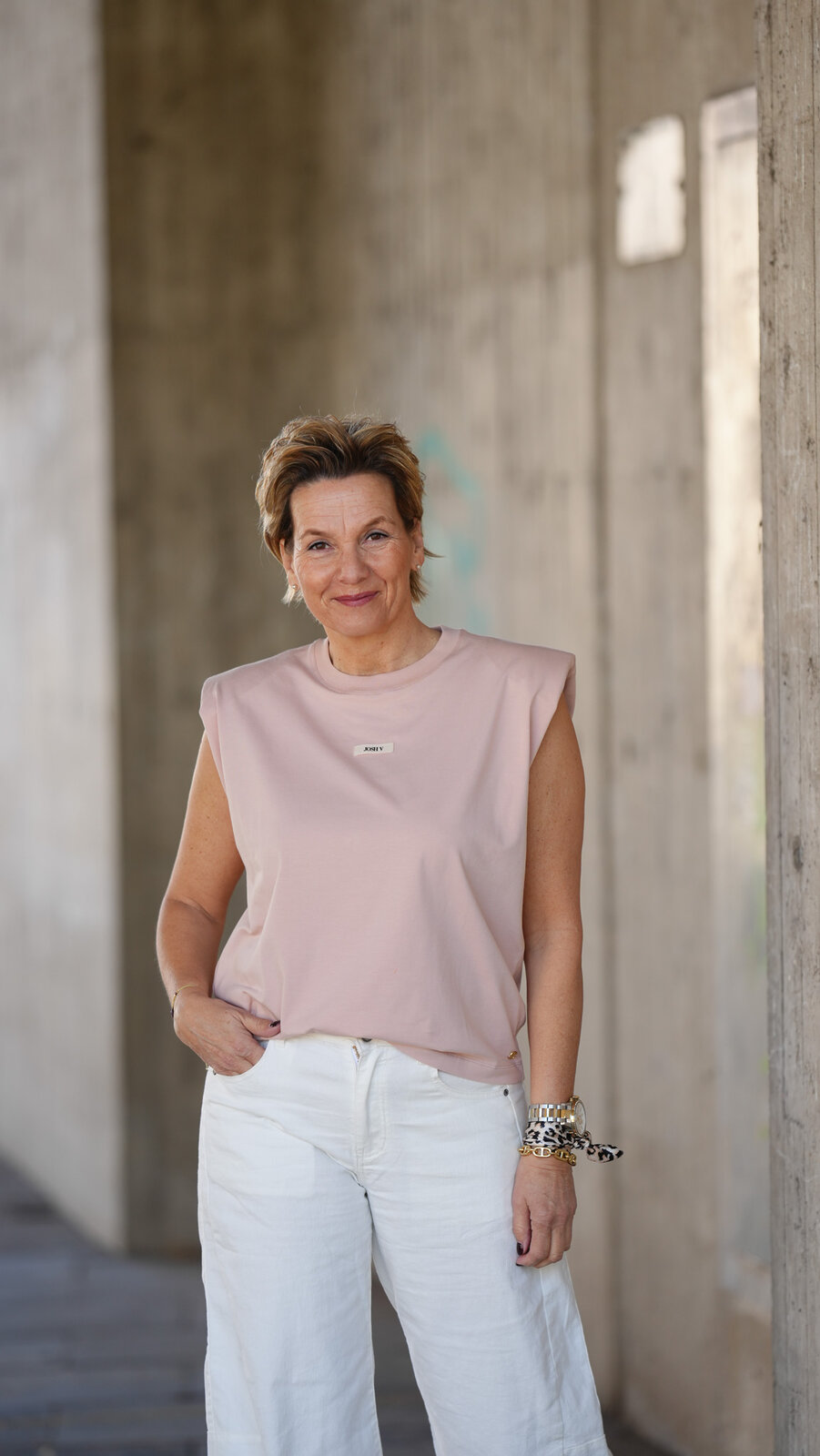 Shirt “SUE” dusty pink (JV06)/ Shirt ” S:AN” iconic orange (SE61)/ Hose “OLYMPIA” weiß (H24)