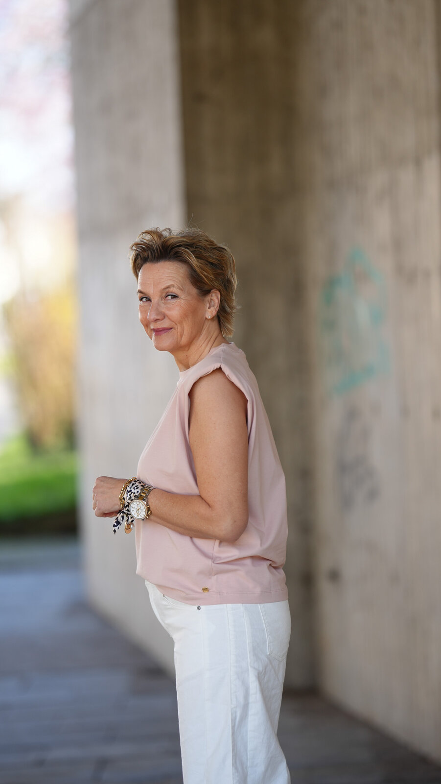 Shirt “SUE” dusty pink (JV06)/ Shirt ” S:AN” iconic orange (SE61)/ Hose “OLYMPIA” weiß (H24)