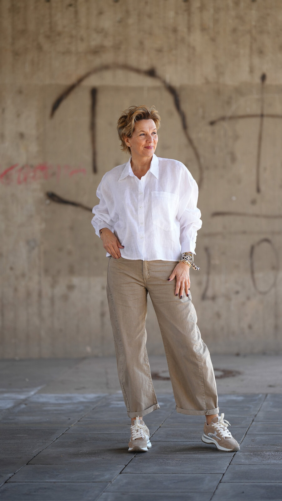 Trendige Ballon-Jeans “TERRY” taupe (H18)/ Kurze Leinenbluse “PERLINA” white (HL18)