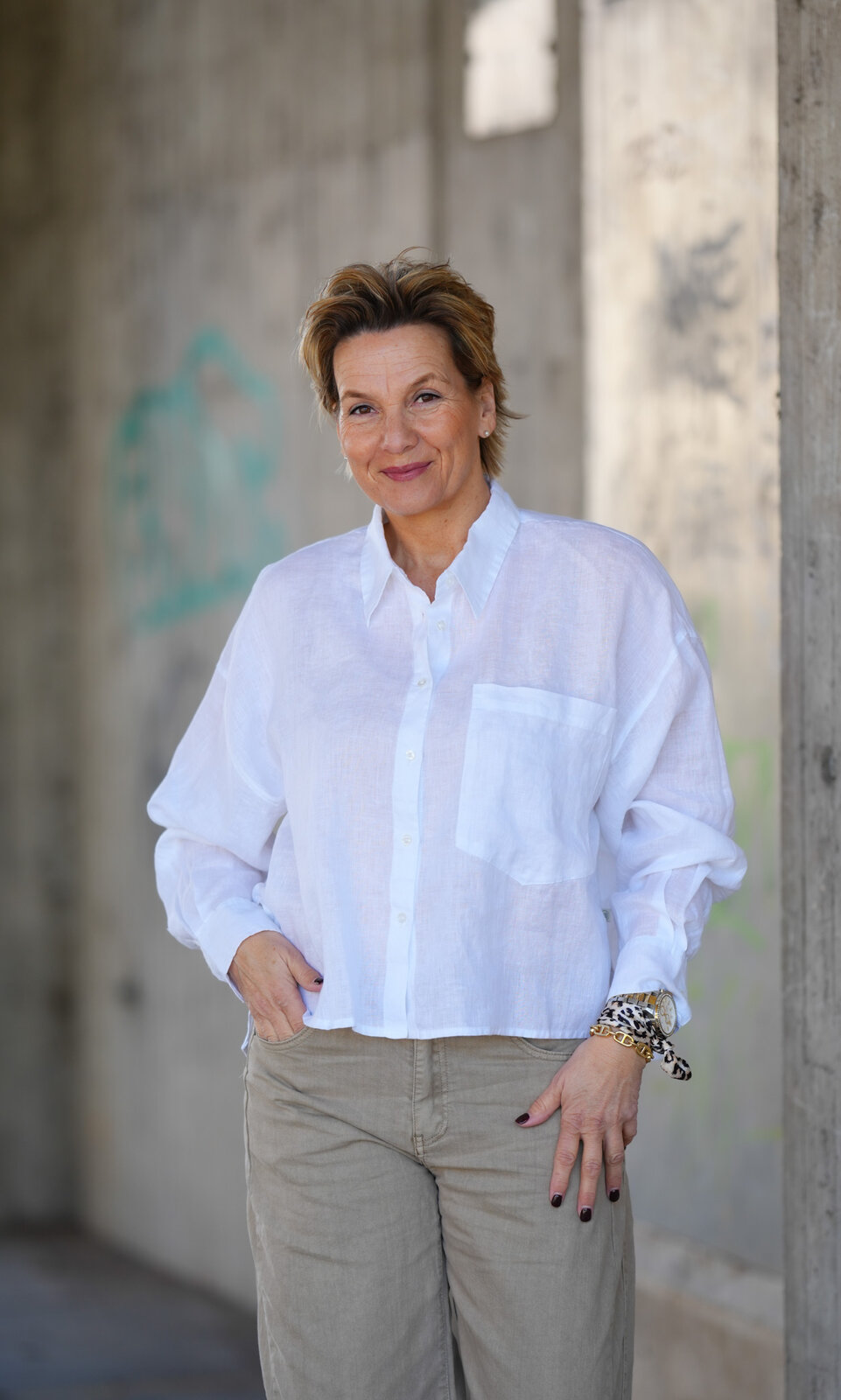 Trendige Ballon-Jeans “TERRY” taupe (H18)/ Kurze Leinenbluse “PERLINA” white (HL18)