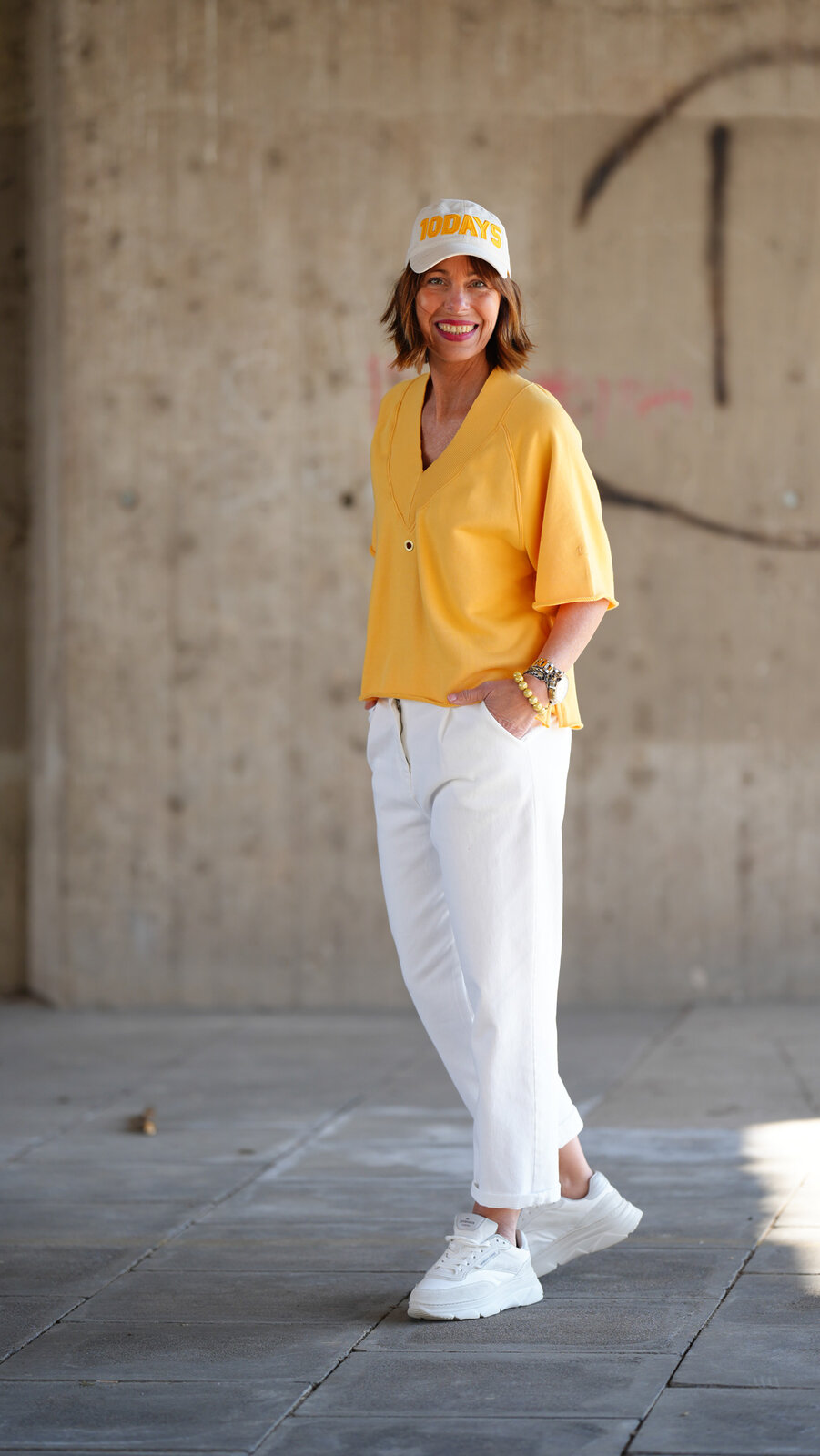 Oversized Fit Sweater mango (10D51) / Chinohose “BETHANY” wollweiß (H37) / Cotton Cap ecru (10D61)