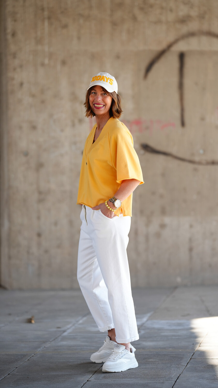 Oversized Fit Sweater mango (10D51) / Chinohose “BETHANY” wollweiß (H37) / Cotton Cap ecru (10D61)