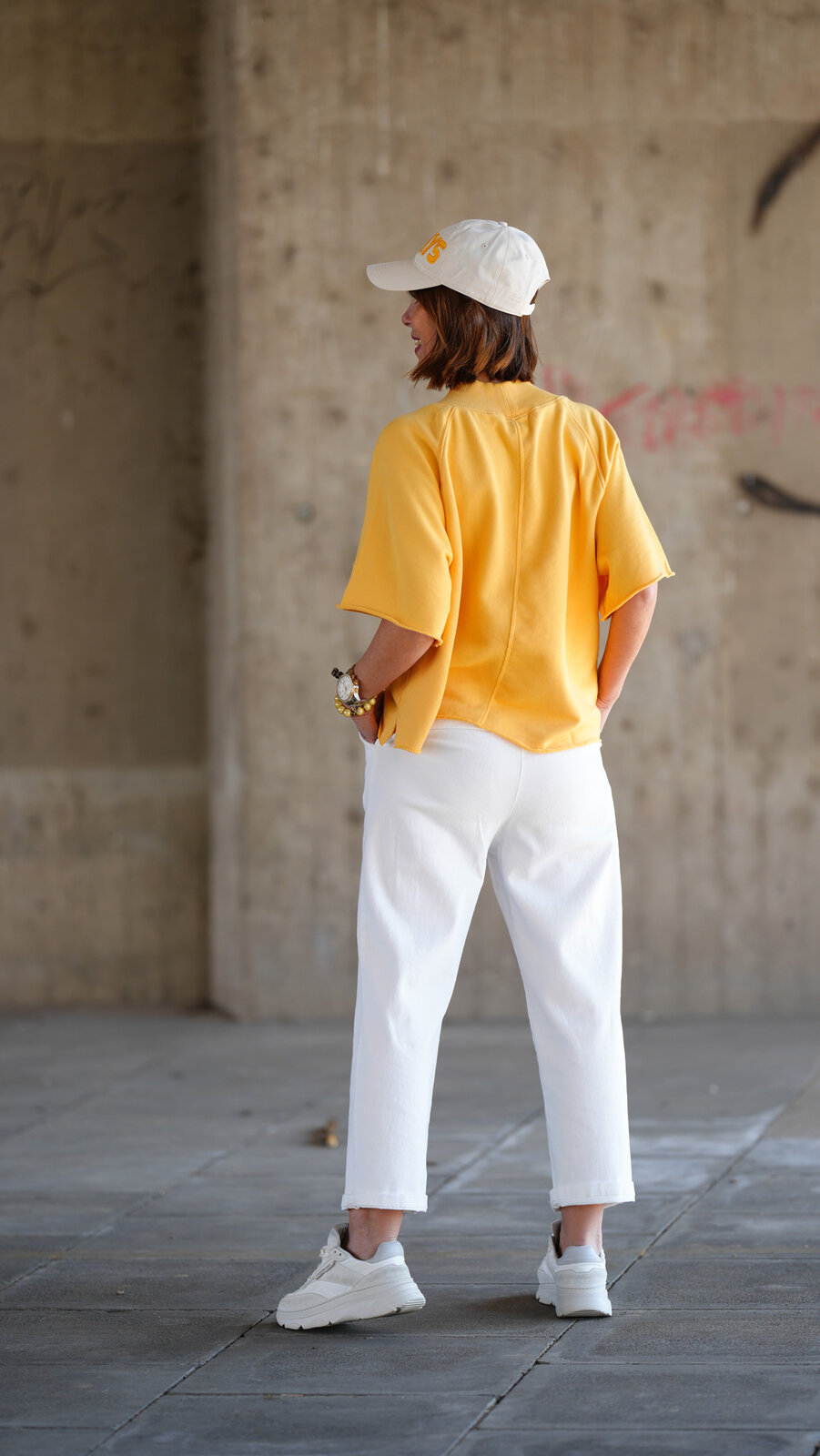 Oversized Fit Sweater mango (10D51) / Chinohose “BETHANY” wollweiß (H37) / Cotton Cap ecru (10D61)