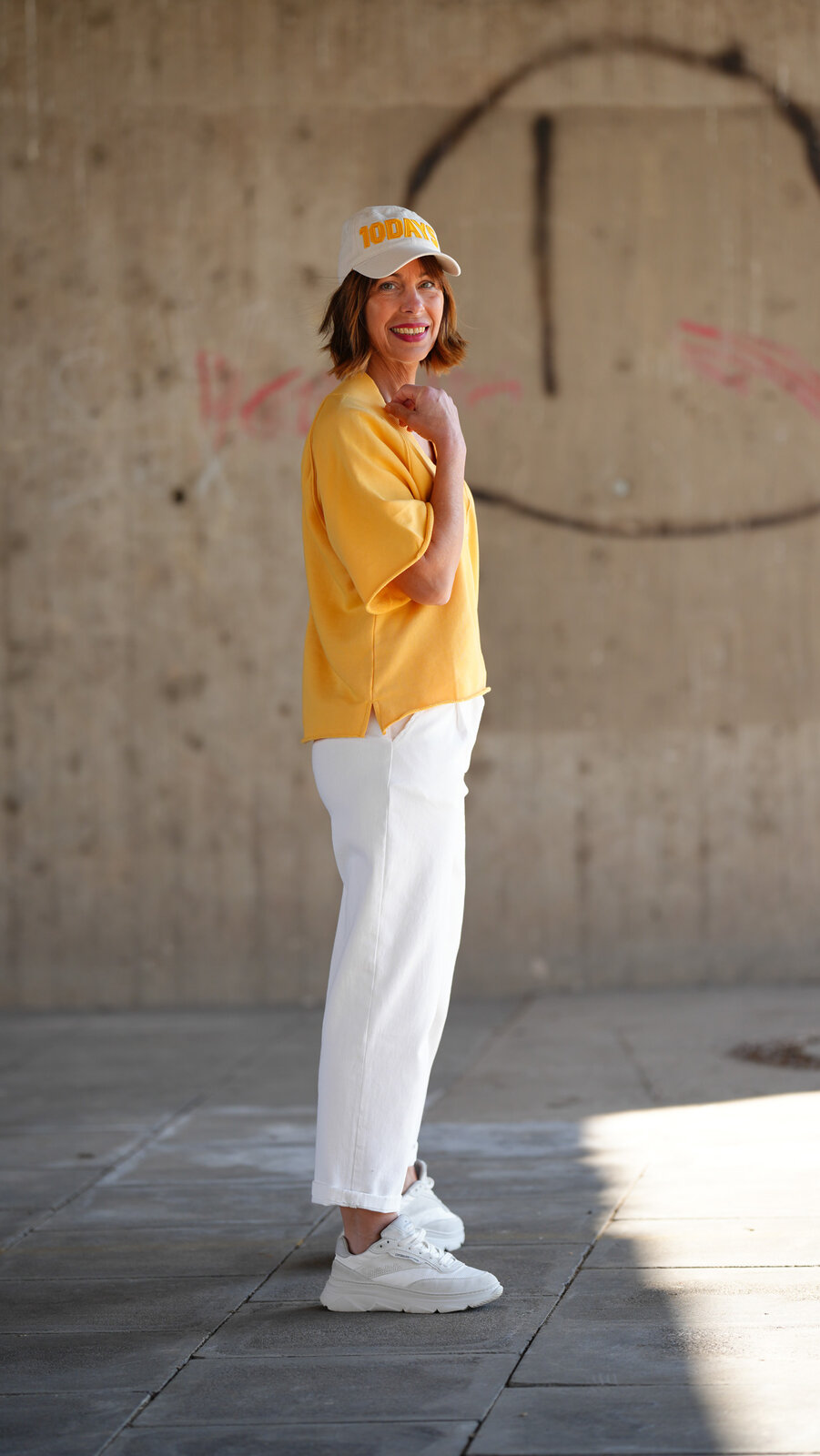 Oversized Fit Sweater mango (10D51) / Chinohose “BETHANY” wollweiß (H37) / Cotton Cap ecru (10D61)