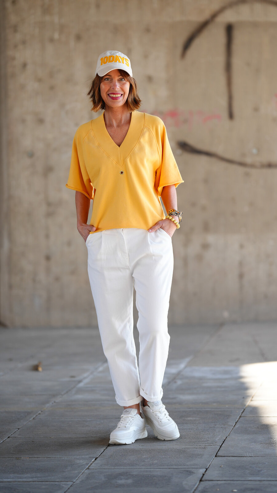 Oversized Fit Sweater mango (10D51) / Chinohose “BETHANY” wollweiß (H37) / Cotton Cap ecru (10D61)